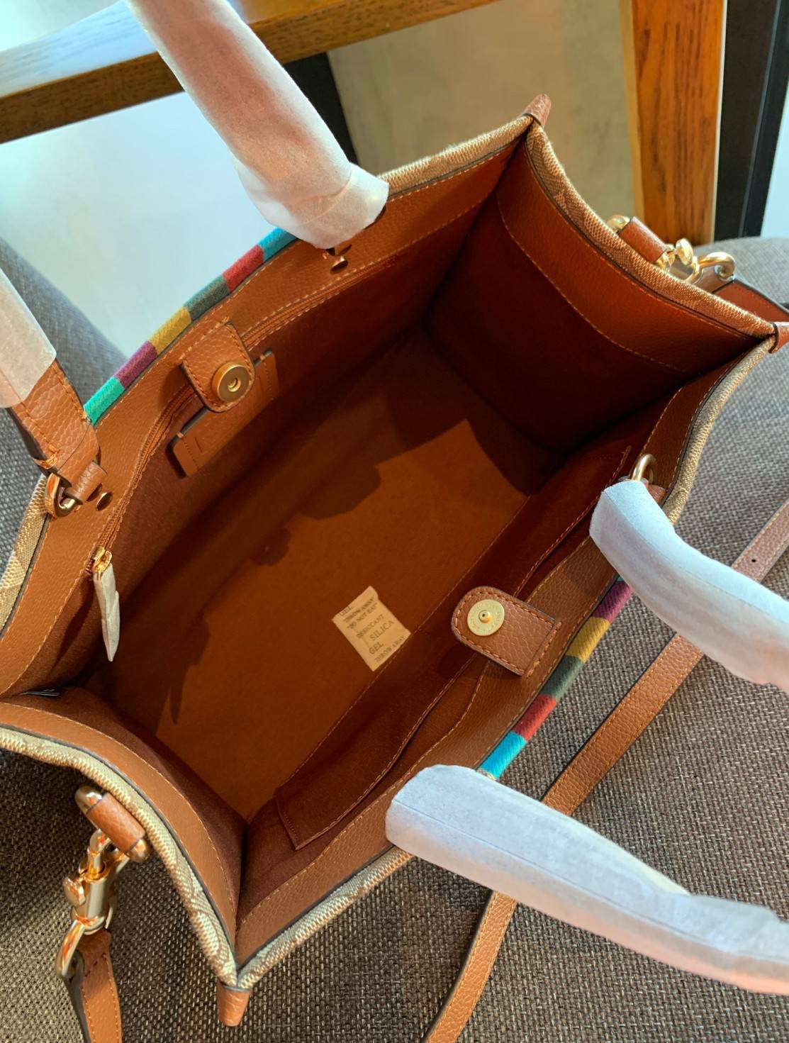 สวยๆอย่างนี้อดใจยังไงไหว!! Coach Dempsey Carryall In Signature Jacquard With Stripe And Coach Patch ((C5794)) ✈️พร้อมส่งความสวย! คุณภาพจัดเต็มเลยค่ะ กระเป๋าทรงTote วัสดุ Jackquard+หนังแท้ ได้ลงตัวสวยงาม 🔺สีคอลเลคชั่นใหม่ล่าสุด! ด้านหน้ามีโล