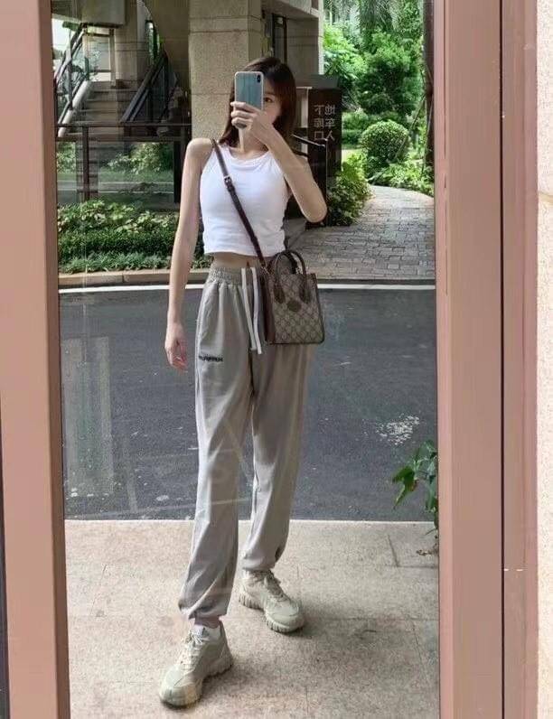 Gucci mini Tote กระเป๋าสะพายข้าง Premiumgift วัสดุหนังแท้ ด้านในโล่ง ใส่กระเป๋าตังค์ ใส่โทรศัพท์ Iphone+ ได้ สายยาวปรับระดับได้ Crossbody ได้ น้ำหนักเบา มาพร้อมกล่องและลิปบิ้นแบรนด์ สวยหรูดูแพง จะซื้อใช้เองหรือเป็นของขวัญก็เหมาะ ได้ไปไม่ผิดหวังค่ะ ไอเท็มน