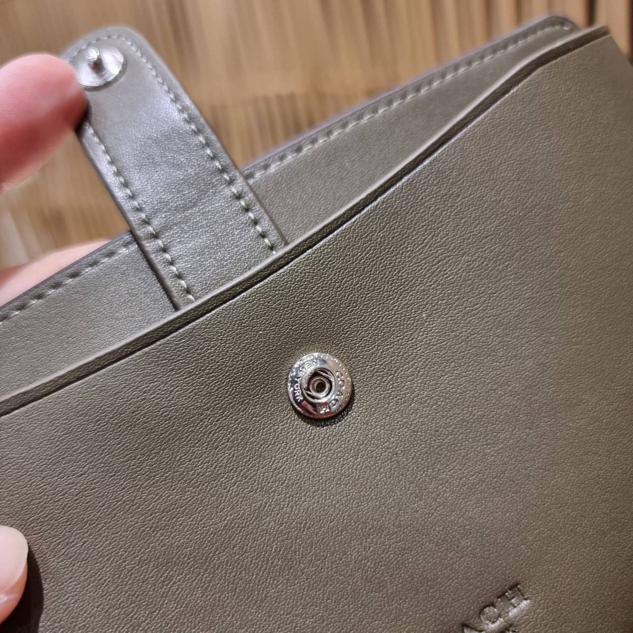 พร้อมส่ง 7 สี COACH C2874 TECH WALLET IN COLORBLOCK SIGNATURE CANVAS จัดให้สีใหม่ก่อนใคร!! ดีไซน์ใหม่ คอลเลคชั่นสวยหรู กระเป๋าสตางค์พร้อมสายคล้องมือ ง่ายต่อชีวิตมากจ้า!! มันดีอะไรเบอร์นี้ ใส่ได้ทั้งบัตร และโทรศัพท์ก็ใส่ได้ทุกรุ่น แถมยังมีช่องซิปแยกไปอีก ช