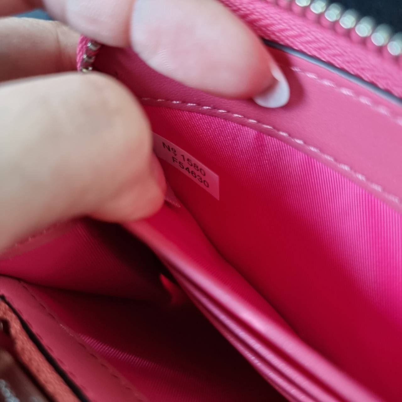 COACH F54630 ACCORDION ZIP WALLET IN SIGNATURE COATED CANVAS WITH LEATHER STRIPE กระเป๋าสตางค์ใบยาวรุ่นคลาสสิค คัดสีขายดีมาให้กันเลยจ้า ♥️ วัสดุหนังแคนวาสเคลือบลาย เปิด-ปิดด้วยซิปรอบ รูดใช้งานง่าย ใส่บัตรได้ มีช่องซิปใส่เหรียญ ใส่มือถือได้ พกใบนี้ใ