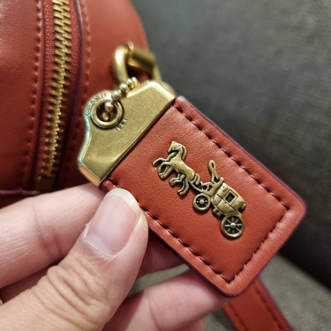 COACH 38680 CANTEEN CROSSBODY IN SIGNATURE CANVAS กระเป๋า crossbody รุ่นหายาก ทรงกลมสวยเด่น มีดีเทลเพิ่มความหรู ด้วยสีของอะไหล่ วัสดุหนังแคนวาสสลับหนังแท้ มีช่องย่อย เปิด-ปิดช่องหลักด้วยซิป ภายในโล่งกว้าง มีช่องซิปแยกให้อีก สายสะพายครอสปรับใช้ได้ตามตัว ใบ