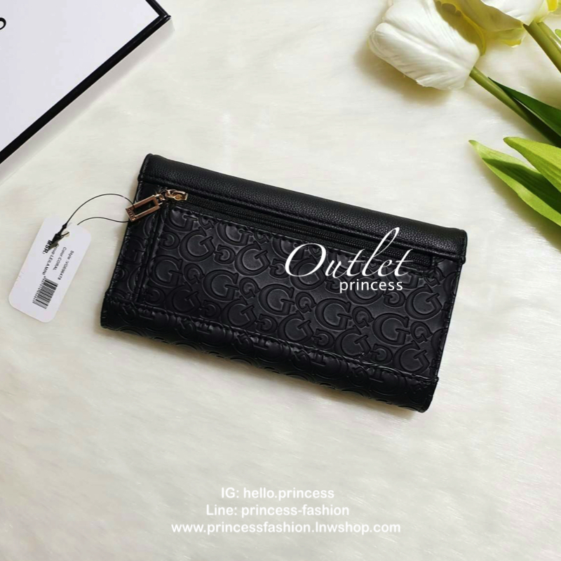 GUESS REDDING LOGO-DEBOSSED SLIM WALLET กระเป๋าสตางค์ใบยาวแบบพับสามตอนหนังคาเวียร์สลับลายนูน ด้านหน้าประดับโลโก้แบรนด์สามเหลี่ยมสีทอง ด้านหลังมี 1 ช่องซิป เปิดปิดด้วยกระดุม ภายในมีช่องใส่บัตรหลายช่อง เหมาะสำหรับสาวๆที่ชอบพกบัตรเยอะๆ ใบเดียวเอาอยู่จ้า