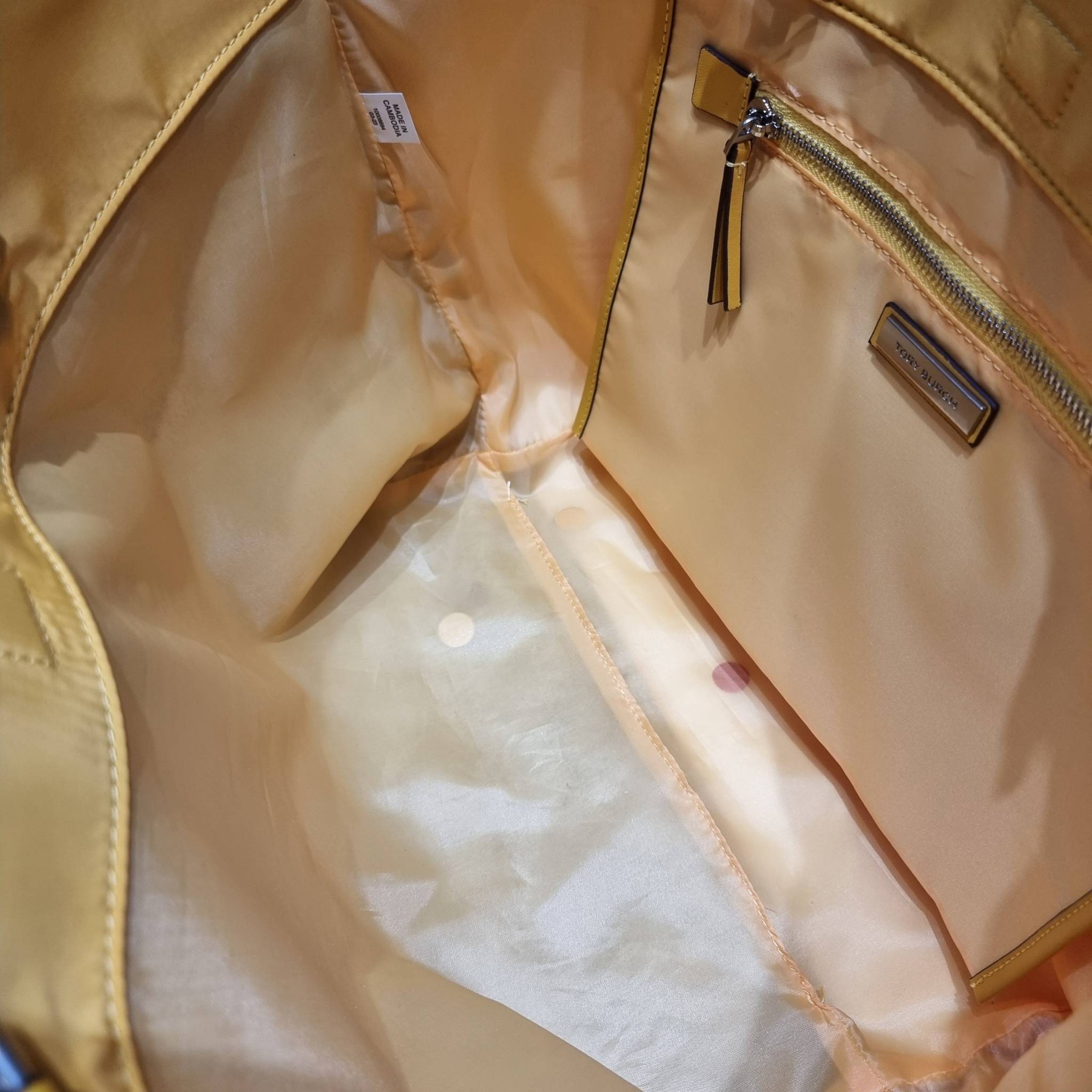 TORY BURCH Ella Chain Tote Bag / TORY TOTE NYLON BAG พร้อมส่ง 4 สี กระเป๋าสะพายทรงโท้ทใบใหญ่ จุของไปเลยแน่นๆ รูปทรงคลาสสิคชวนใช้ โดดเด่นด้วย patch โลโก้ แนะนำรีบสั่งใช้ไปสวยก่อนใครได้เลยน้า