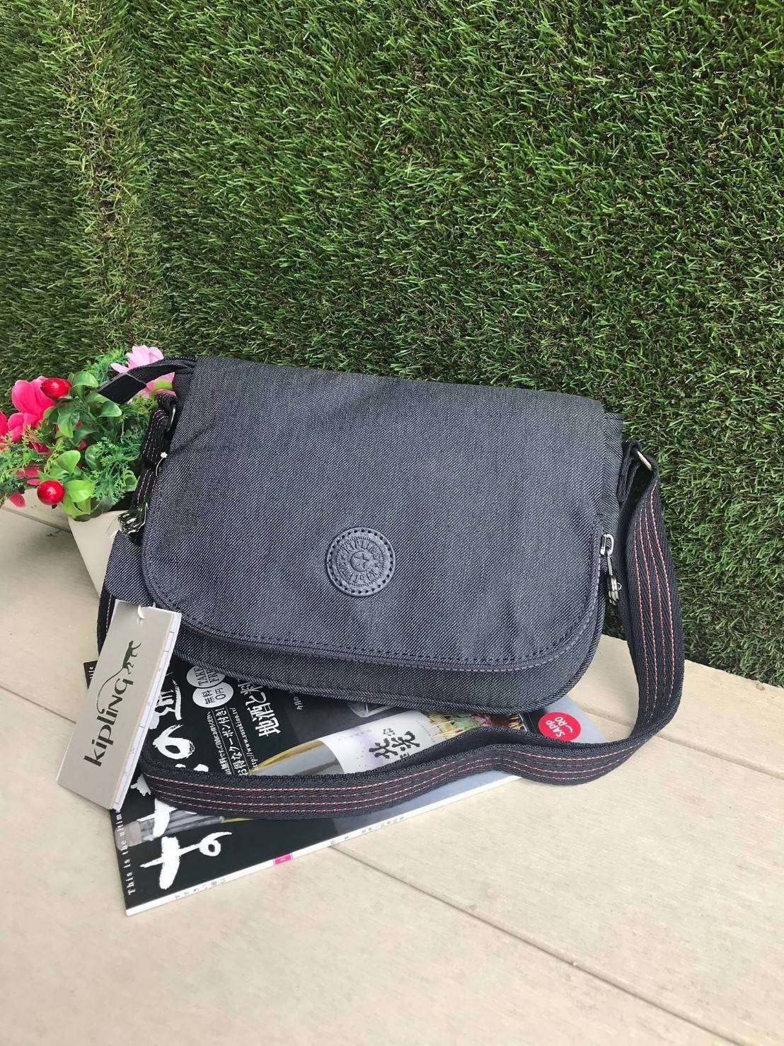 Kipling Basic Plus Earthbeat S Crossbody bag กระเป๋าสะพายทรงครอสบอดี้ สามารถสะพายได้ทั้งสายคู่และสายเดี่ยว มีดีเทลที่ฝาหน้ามีช่องซิปซ่อนทรงลึกและด้านหลังมีอีก1ช่อง ช่องหลักเปิดปิด2ชั้นด้วยกระดุมแม่เหล็กและซิปเดียวใช้งานง่าย ภายในใส่ได้ทั้งมินิไอแพด กระเป๋