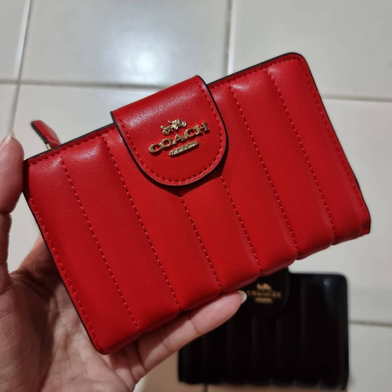 COACH C3454 MEDIUM CORNER ZIP WALLET ความหรูที่ซื้อได้!! กระเป๋าสตางค์ดีไซน์ใหม่ล่าสุด ออกแบบมาหรูดูดี ดีเทลลูกเล่นบุหนัง nappa นิ่มขึ้นเงาสวยมากๆ เปิด-ปิดใช้งานง่าย มีช่องซิปแยก มีช่องใส่บัตร ใส่ธนบัตรได้ทุกชนิด สะดวกใช้จริงๆใบนี้ สาวๆได้ไปใช้แล้วไม่อยาก