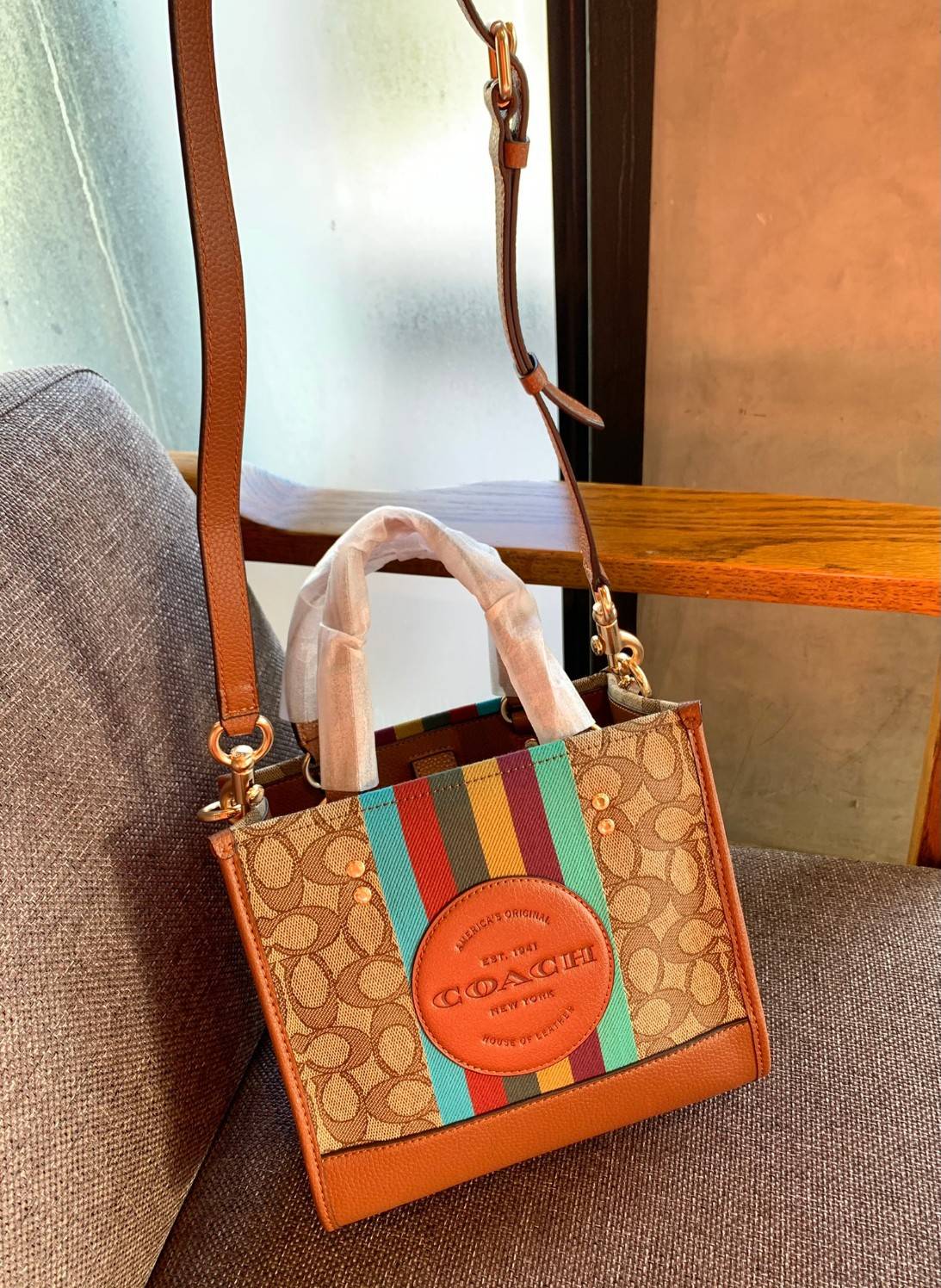 สวยๆอย่างนี้อดใจยังไงไหว!! Coach Dempsey Tote 21 In Signature Jacquard With Stripe And Coach Patch ((C5637)) ✈️พร้อมส่งความสวย! คุณภาพจัดเต็มเลยค่ะ กระเป๋าทรงTote ไซด์กลางๆ วัสดุ Jackquard+หนังแท้ ได้ลงตัวสวยงาม 🔺สีคอลเลคชั่นใหม่ล่าสุด! ด้า