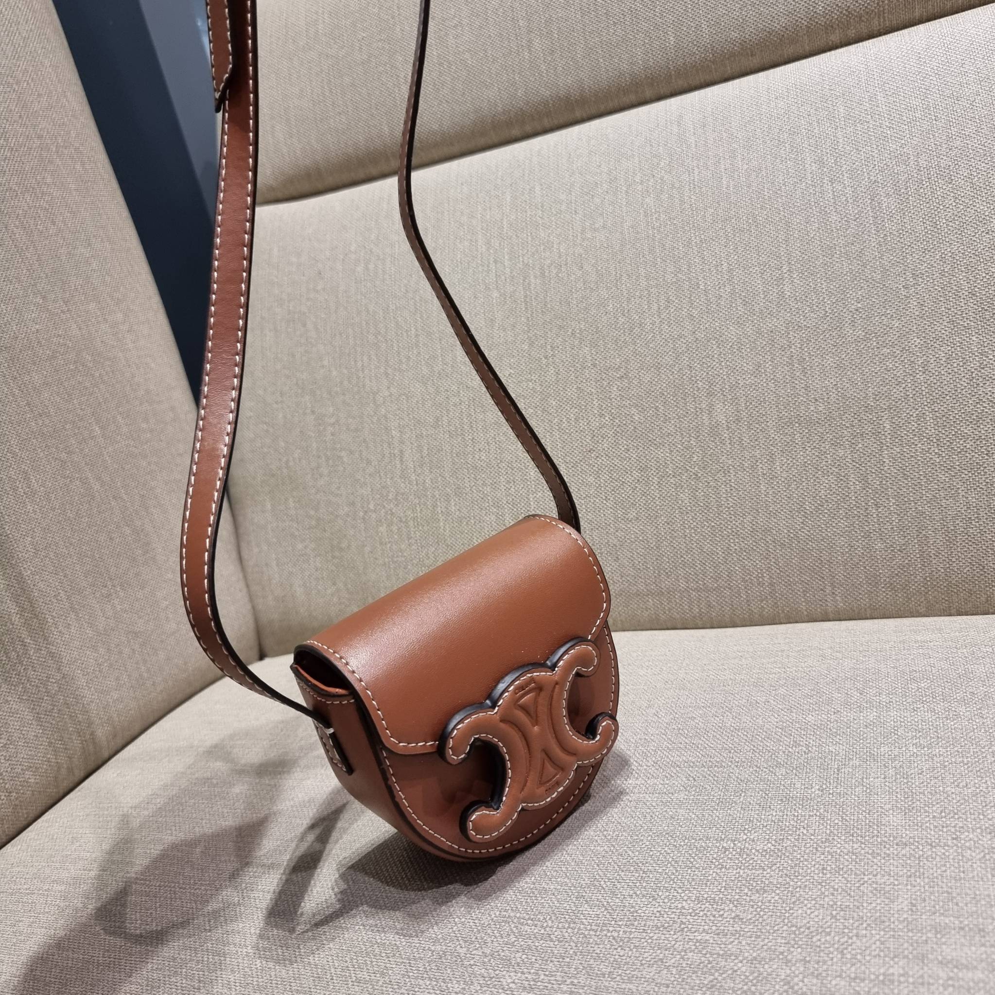 CELINE BESACE CUIR TRIOMPHE MINI BAG รุ่นที่หนุ่มๆสาวๆต่าวก็ถามหา!! เดอะเบสท์เซลเลอร์ กระเป๋าสะพายมินิไซส์ เล็กแต่ปังมาก!! ดีเทลเรียบแต่หรู วัสดุหนังแท้ สีคลาสสิค เปิด-ปิดด้วยกระดุมแน่นหนา ภายในเป็นช่องโล่ง สายสะพายในตัวปรับได้ตามชอบ ใบนี้สามารถใส่บัตร ใส