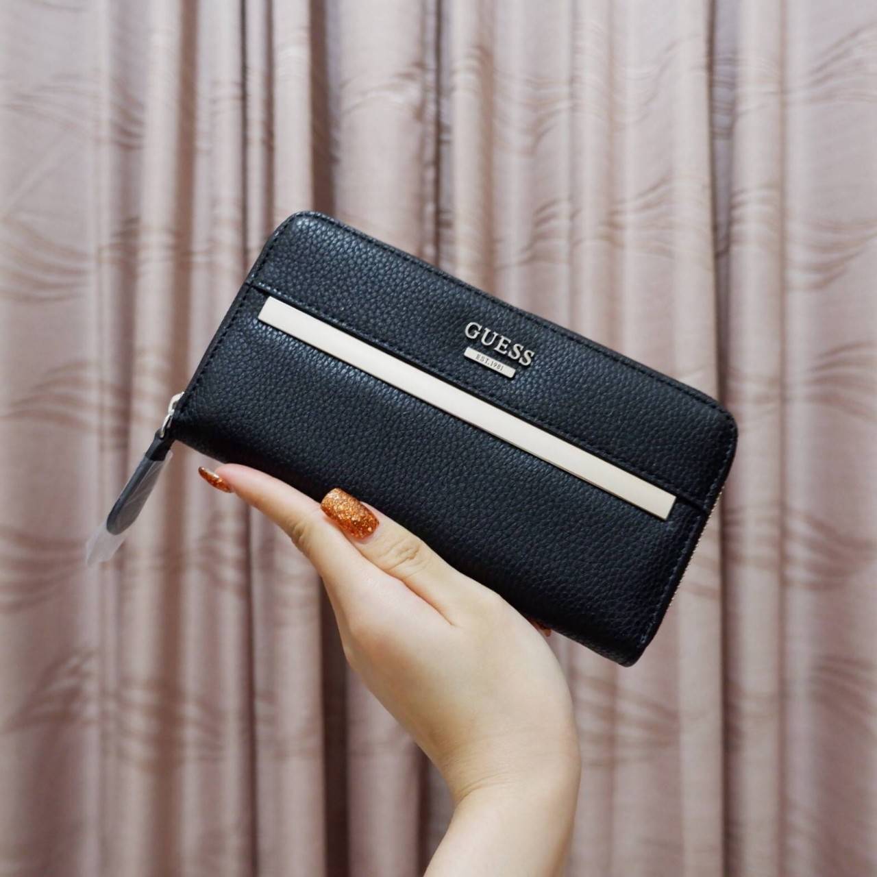 GUESS FACTORY WOMEN'S WALLET กระเป๋าสตางค์ใบยาว ดีไซน์สวย วัสดุหนังนิ่ม ประดับโลโก้แบรนด์สวย เปิดปิดด้วยซิปบน ภายในมีทั้ง ช่องใส่ธนบัตร แบงก์พัน และช่องใส่บัตรหลายช่องแยกเป็นสัดส่วน ภาพถ่ายจากสินค้าจริงสวยน่าใช้ค่ะ สาวๆที่กำลังหากระเป๋าสตางค์แบรนด์ดั