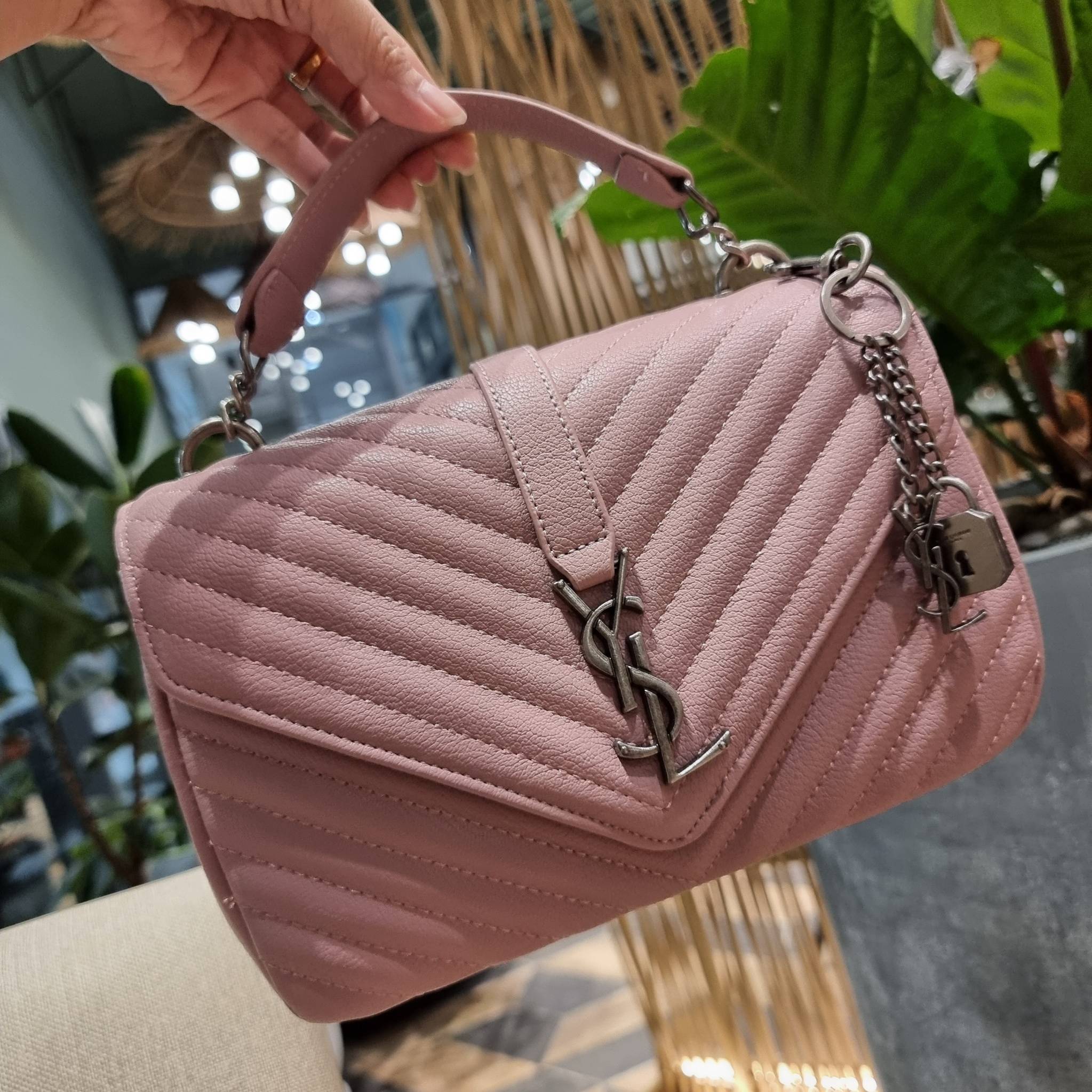 Yves Saint laurent crossbody boutique vip bag กระเป๋าสะพายไหล่ ดีไซน์ทรงสวยหรู พิเศษ แถมฟรี พวงกุญแจห้อยโลโก้ ดูแพงไปหมดจริงๆไอเท็มนี้ วัสดุหนังสังเคราะห์ลายคาร์เวีย เปิด-ปิดด้วยกระดุมแม่เหล็ก ภายในโล่งกว้าง แบ่งสัดส่วนไว้อย่างดี มาพร้อมหูจับในตัว และสายส