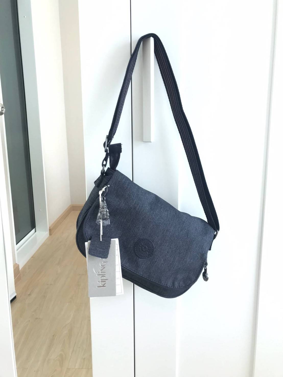 Kipling Basic Plus Earthbeat S Crossbody bag กระเป๋าสะพายทรงครอสบอดี้ สามารถสะพายได้ทั้งสายคู่และสายเดี่ยว มีดีเทลที่ฝาหน้ามีช่องซิปซ่อนทรงลึกและด้านหลังมีอีก1ช่อง ช่องหลักเปิดปิด2ชั้นด้วยกระดุมแม่เหล็กและซิปเดียวใช้งานง่าย ภายในใส่ได้ทั้งมินิไอแพด กระเป๋