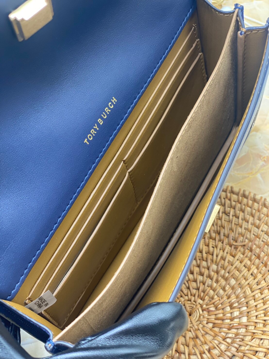 Medium Tory burch t monogram jacquard shoulder bag คอลเลคชั่น T Monogram สำหรับคอลเลคชั่นฤดูใบไม้ผลิ 2021 เราสร้างสรรค์ลายโมโนแกรมที่ได้รับแรงบันดาลใจมาจากลวดลายการถักทอผ้าห่มของชาว Pennsylvania Dutch แบบดั้งเดิม เป็นการเฉลิมฉลองโลโก้สุดไอคอนนิคของแบรนด์ 