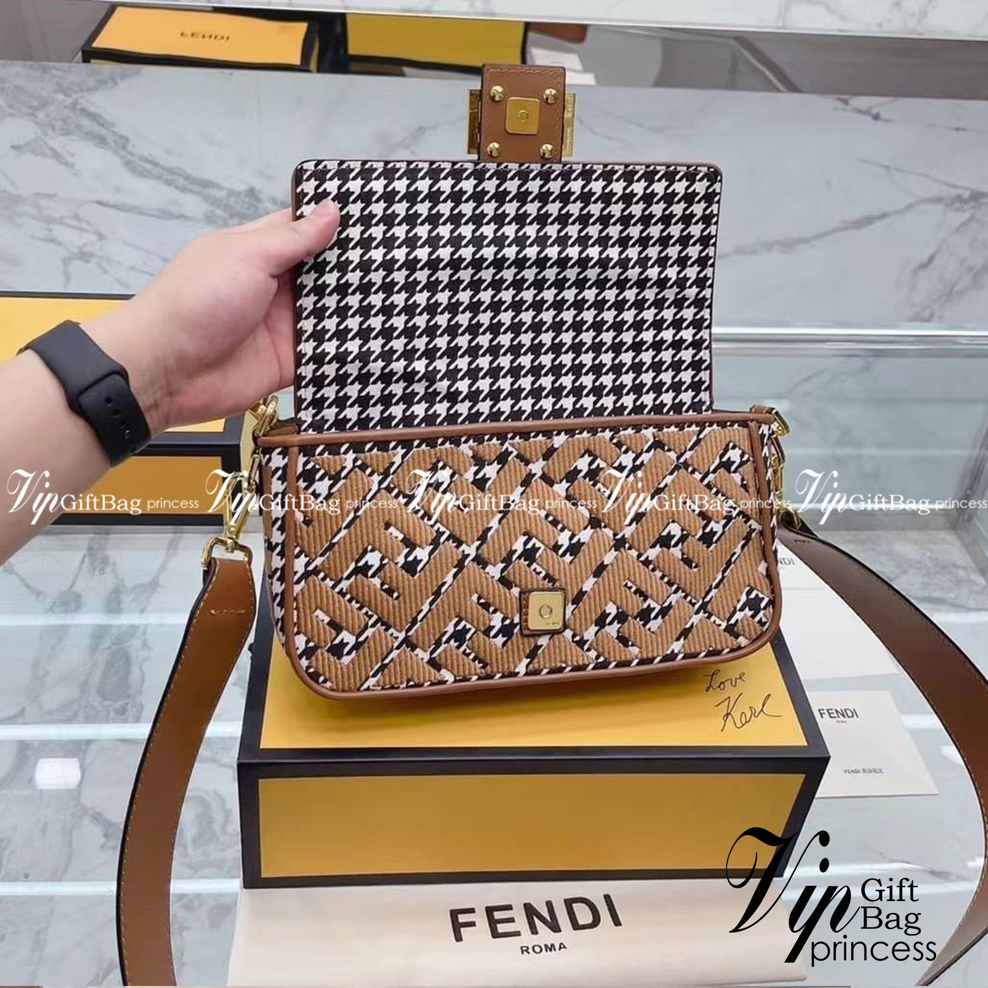 FENDI Baguette Brown houndstooth wool bag with FF embroidery / fendi baguette fabric bag กระเป๋าสะพายเฟนดิ งานจริงสวยมาก พร้อมสายสะพาย 2 เส้น ถอดได้ งานปั้มทุกจุด วัสดุคุณภาพดี แนะนำ ไม่ผิดหวัง มีจำนวนจำกัดนะคะ ภาพถ่ายจากงานขายจริง ใช้งานต่างประเทศได้