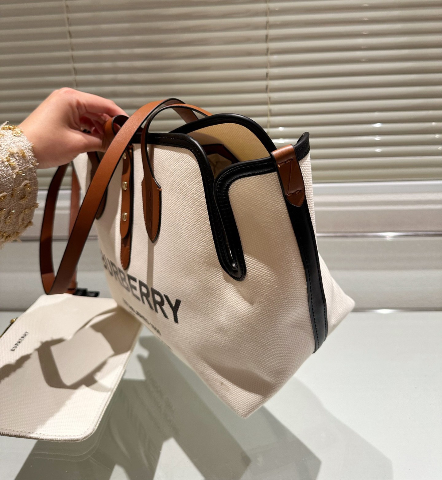 BURBERRY FRAGRANCES TOTE BAG พร้อมส่งรุ่นใหม่!! BURBERRY LARGE LONDON TOTE BAG IN WHITE / Burberry Canvas Logo Tote Bag กระเป๋าสะพายไหล่ทรงช้อปปิ้ง ทรงคลาสสิค ฮิตตลอดกาล