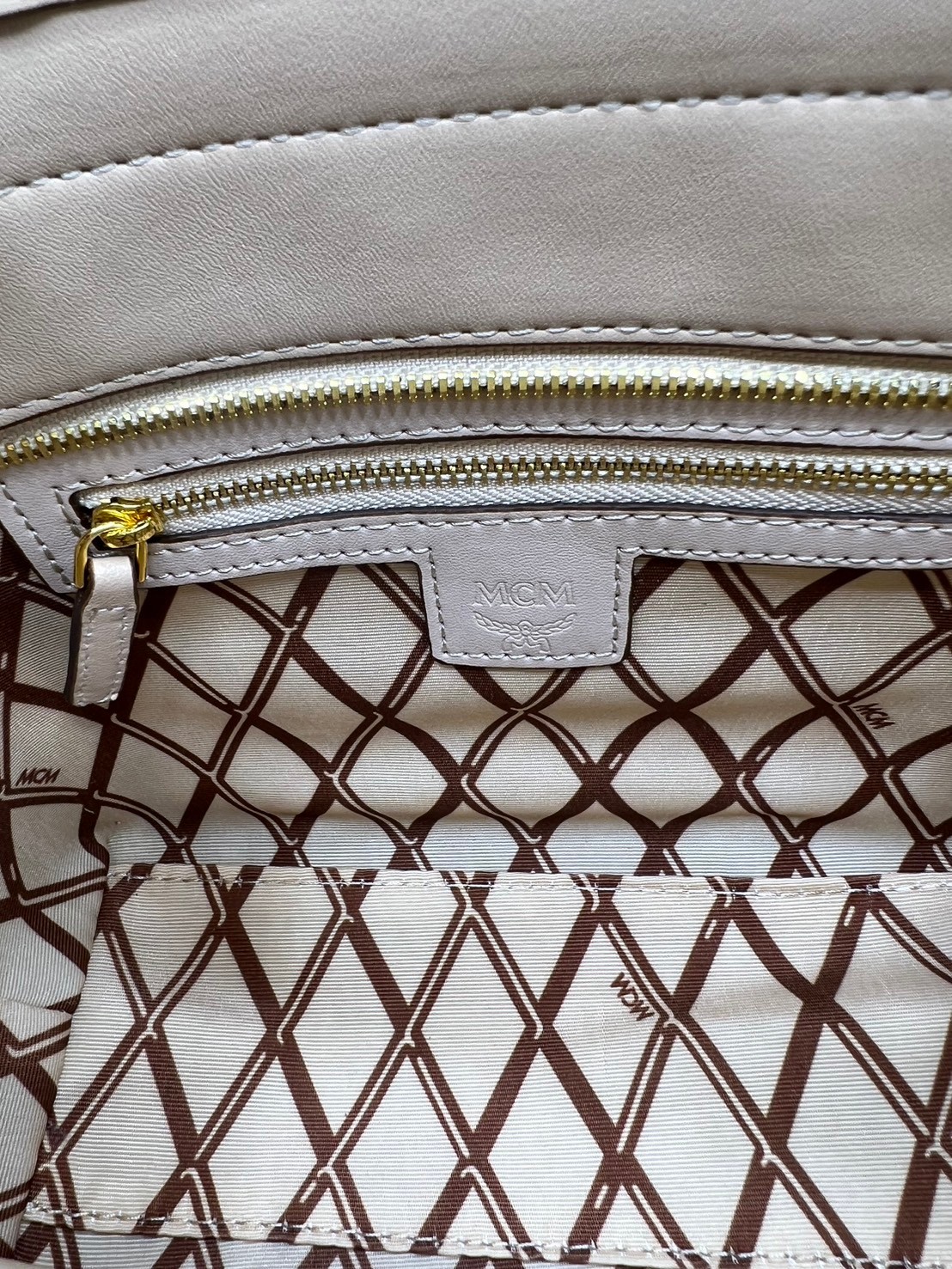 M.C.M Toni Top-Zip Shopper in Visetos กระเป๋าทรงโท้ท พร้อมพวงกุญแจน้องหมาห้อย พิมพ์ลายสวยงาม เกรดท็อปออริ 1:1 สลับแท้ ใช้งานต่างประเทศได้