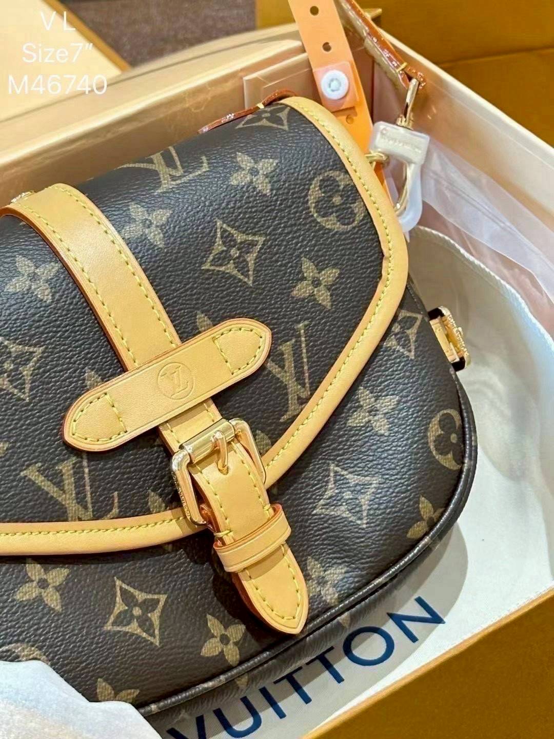 LV Saumur BB Monogram Canvas Bag กระเป๋าดีไซน์คลาสสิคแฝงดีเทลความหรู ร่วมสมัยคงเอกลักษณ์ดั้งเดิม รูปทรงอานม้าและหัวเข็มขัด