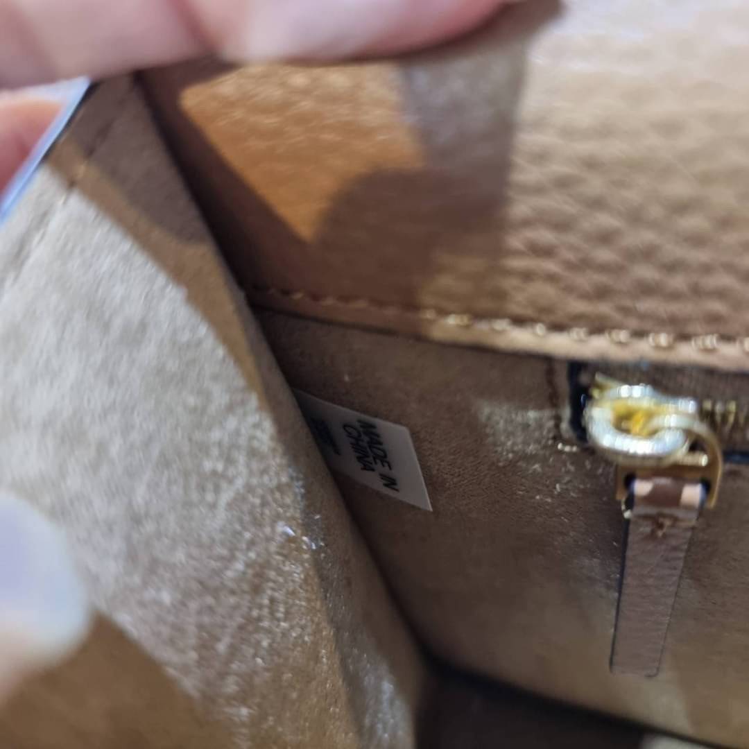 TORY BURCH MILLER SHOULDER BAG รุ่นยอดนิยม รุ่นหายาก รุ่นที่สาวๆตามหา ใบนี้เลย!! สวยหรู ผู้ดีทุกสี กระเป๋าสะพายไหล่ ดีไซน์อยู่ทรง คลาสสิคแฝงความหรูด้วยโลโก้สีทองอร่ามโดดเด่น วัสดุหนัง pepble สลับหนังวัวแท้ เปิด-ปิดด้วยกระดุมแม่เหล็ก ภายในโล่งกว้างมาก แบ่ง