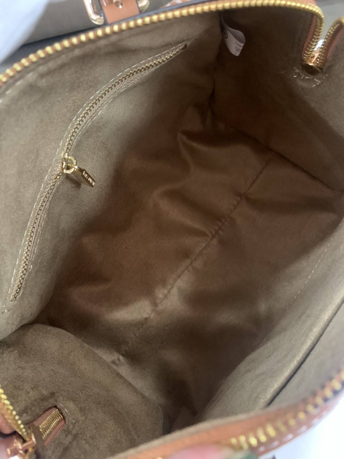 mini TORY BURCH FACTORY MONOGRAM JACQUARD BOSTON BAG กระเป๋าทรงหมอนรุ่นใหม่ล่าสุดจาก TORY BURCH FACTORY วัสดุ Woven Jacquard & Leather ในลาย Jacquard จะถือหรือสะพายก็สวยหรู ทรง Boston อะไหล่ทอง