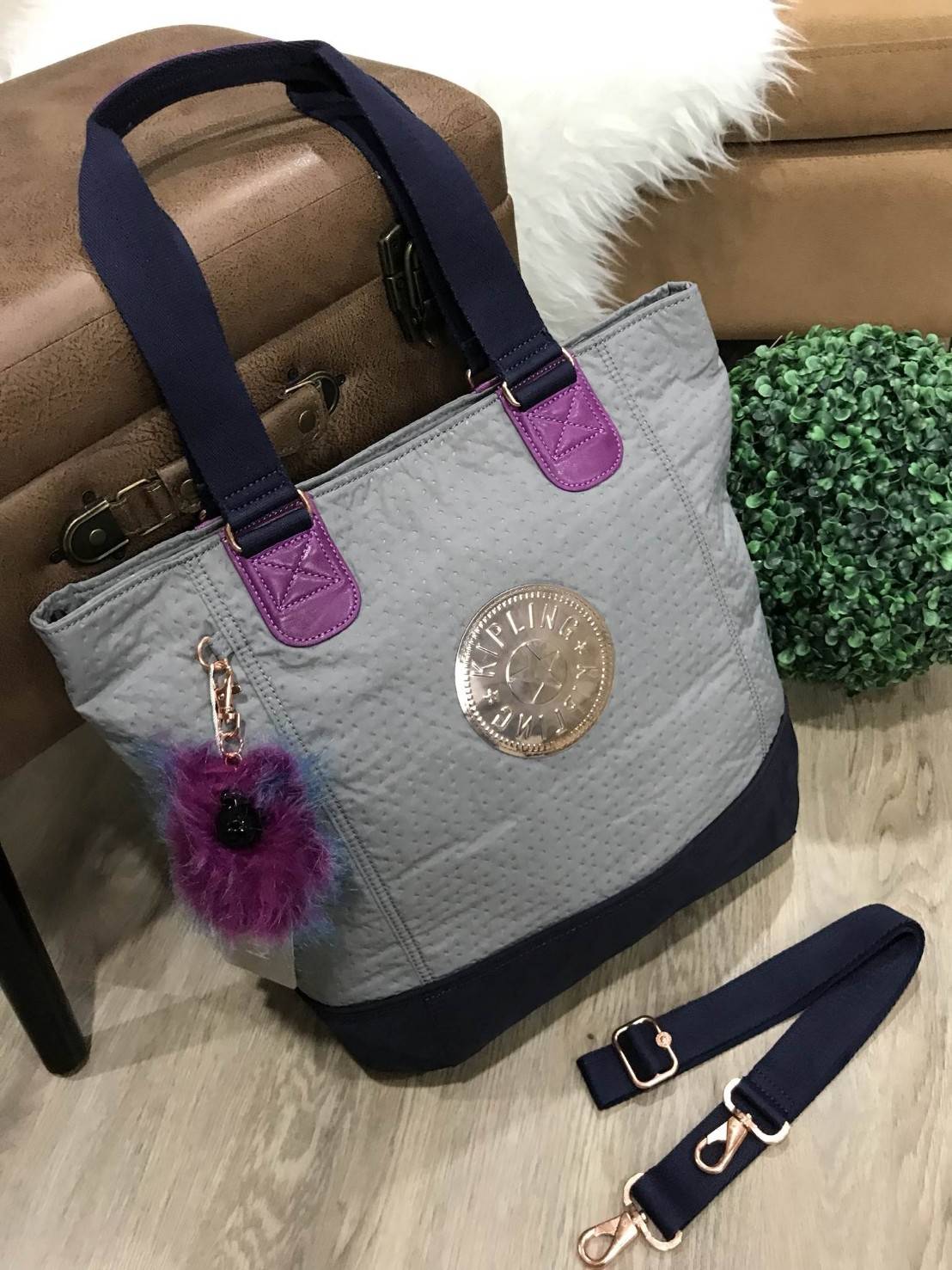 KIPLING SHOPPER BAG รุ่น Limited Rare items! สุดๆ วัสดุ Cotton+Polyester 100% ดีไซน์คลาสสิกมีลูกเล่นที่เทคเจอร์ตัวกระเป๋าสวยเป็นเอกลักษณ์เฉพาะของ Kipling หูหิ้วสะพายไหล่ได้ มือจับหูหิ้วเป็นหนังปั้มโลโก้ พวงกุญเเจลิงถอดเเยกใช้ได้ เปิดปิดด้วยซิป หัวซิปปั้มเ