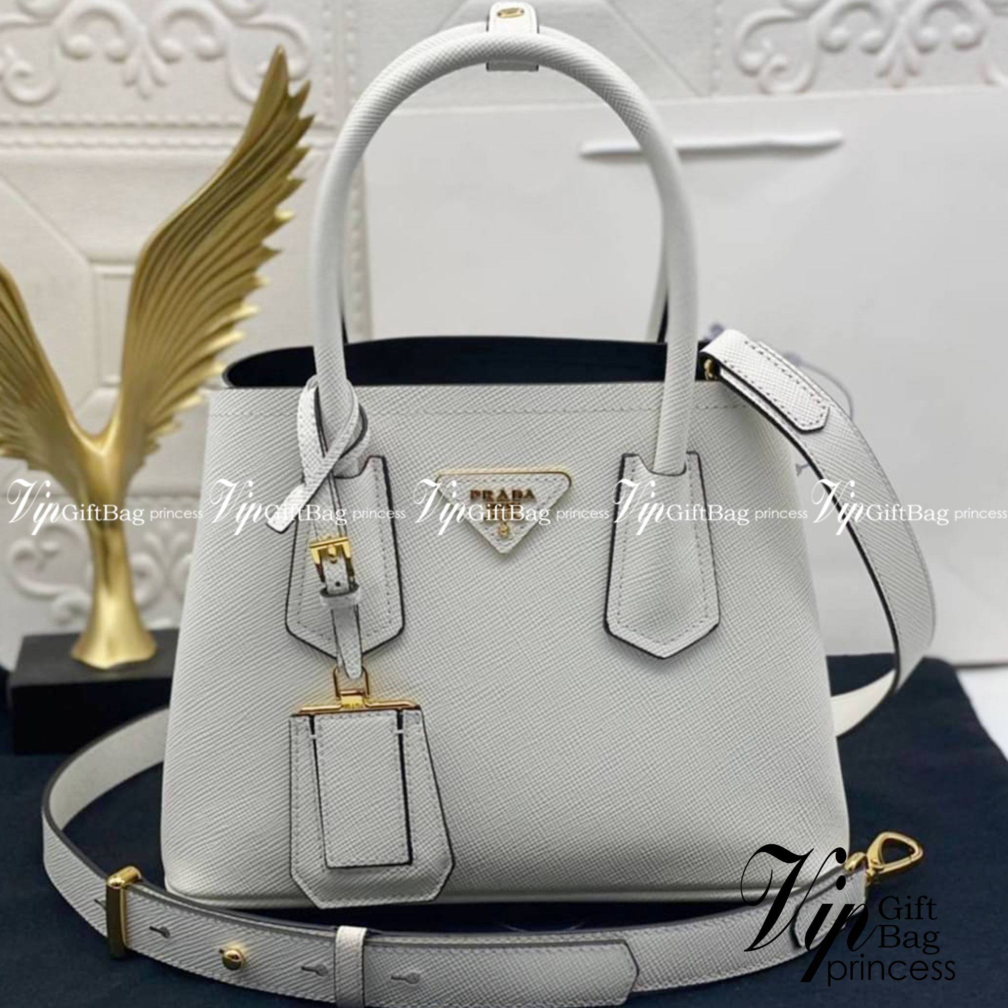 25cm Prada Small Saffiano Leather Double Bag / Prada Double Bag กระเป๋าสะพายพราด้า อีกหนึ่งรุ่นฮิต ให้พื้นที่จุของกว้างขวาง เป็น Tote Bag ใช้งานง่าย ได้ทุกที่ ทุกโอกาส ด้วยขนาดของกระเป๋าที่สามารถจุของได้หลากหลาย เป็นอีกรุ่นที่เหมาะสมสำหรับการเป็น Everyday