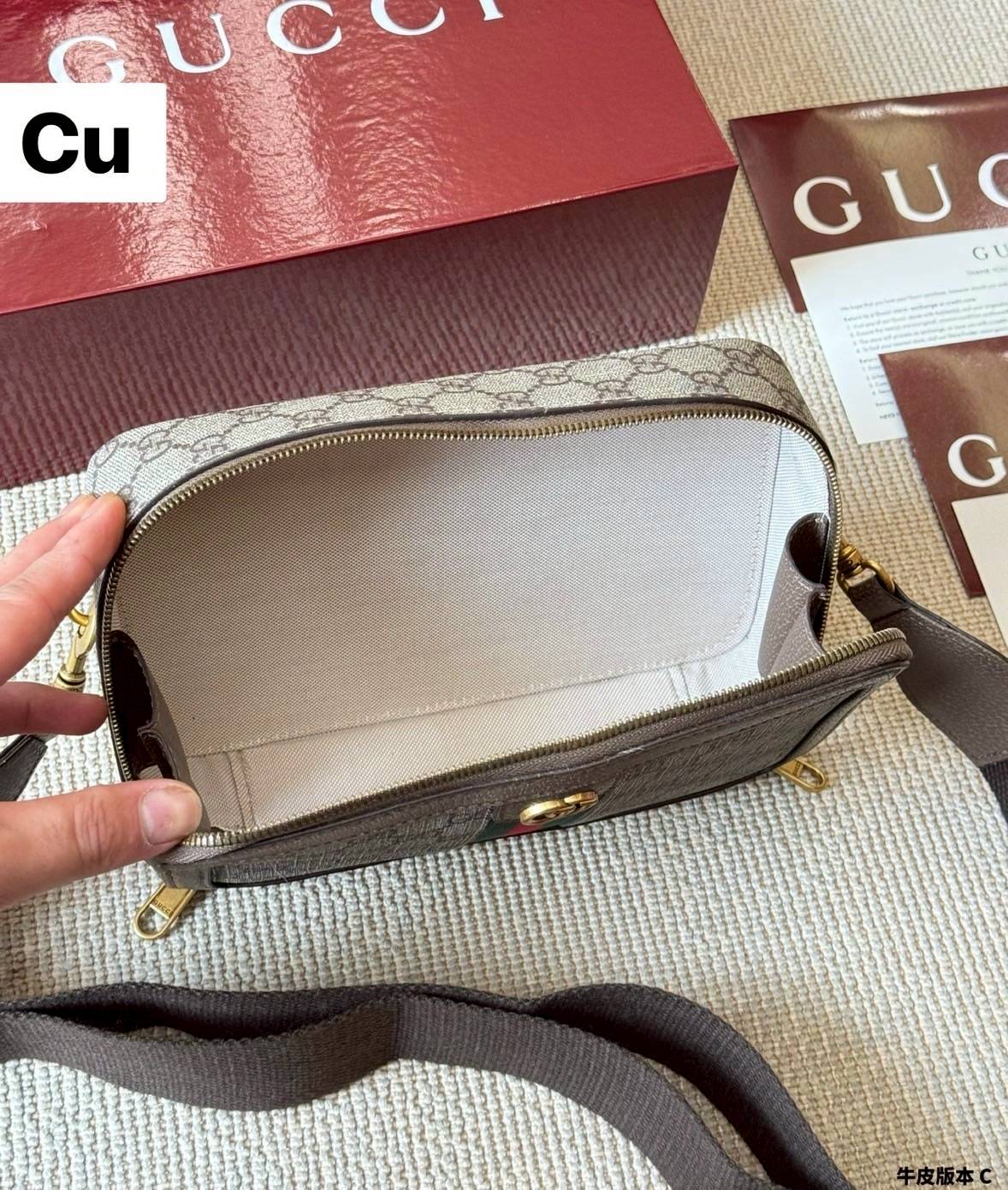 Gucci Ophidia trunk shoulder bag กระเป๋าทรงสะพายทรงแมสเซ็นเจอร์ขนาดกะทัดรัด ทรงกล่องสวยคลาสสิค ดีไซน์แถบคาดโดดเด่น สวย หรู โดดเด่นด้วยแถบสีเขียวแดงเป็นเอกลักษณ์ ใบนี้แมทช์ได้กับทุกลุค