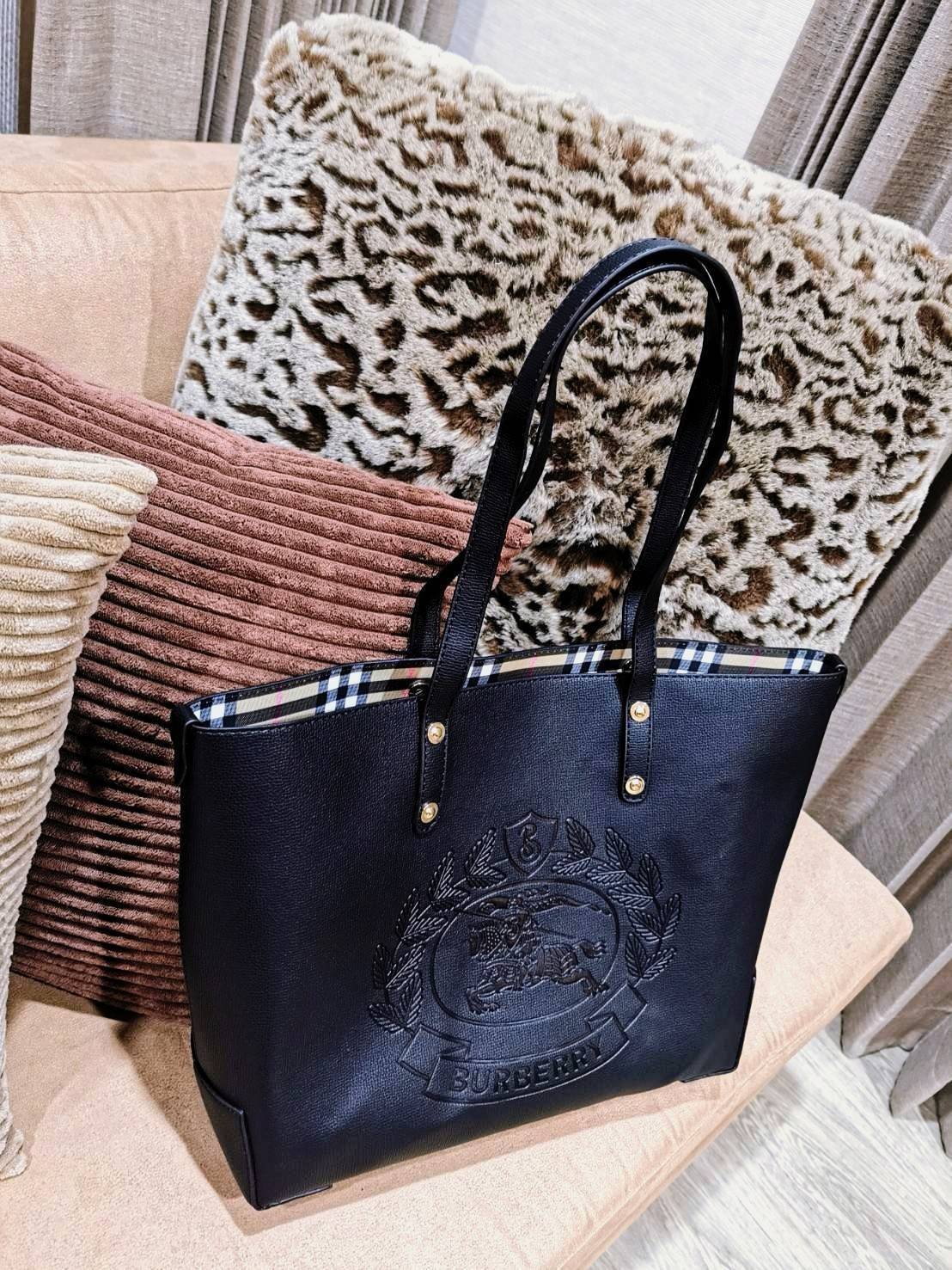 VIP 】BURBERRY FRAGRANCES TOTE BAG VIP GIFT WITH PURCHASE (GWP) พรีเมี่ยมกิ๊ฟ Limited Edition จาก BURBERRY PERFUME รุ่นแนะนำ ดีไซน์สวยโดดเด่นหนังสีดำขึ้นเทคเจอร์ด้านหน้ามีโลโล้แบรนด์ ภายในลายวินเทจสุดคลาสสิค โล่งกว้างมีช่องซิปเล็กและโลโก้ด้านใน สามารถใส่เอ