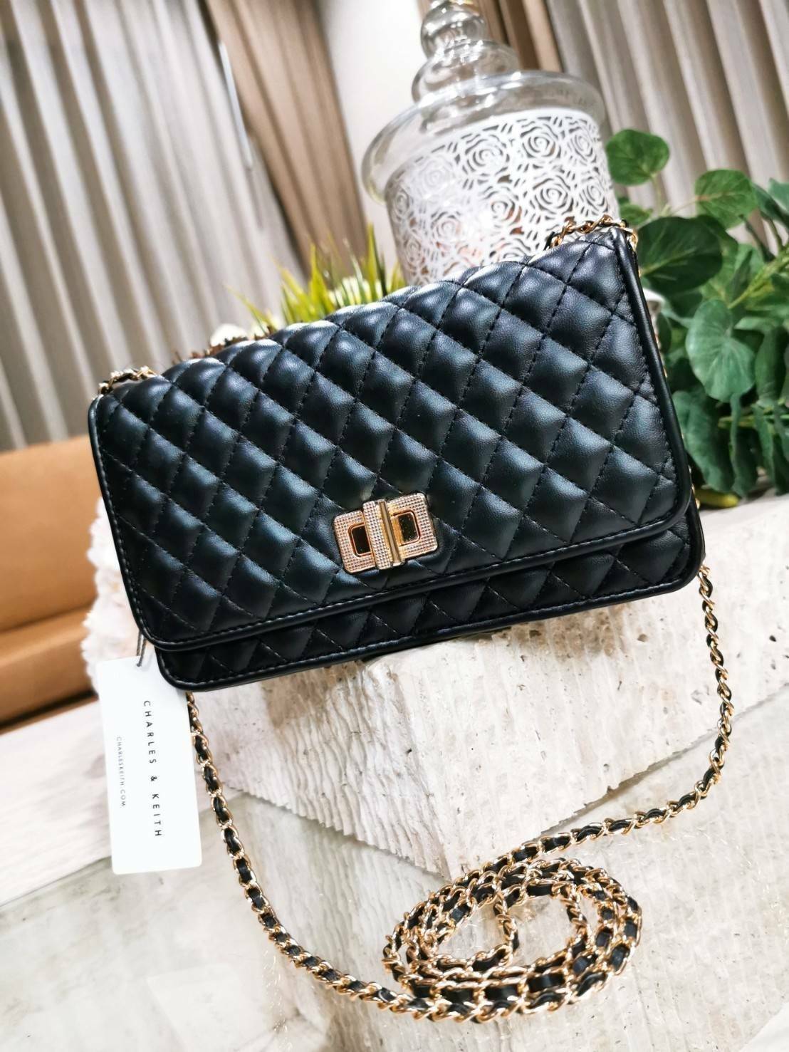 CHARLES & KIETH MINI CLUTCH BAG กระเป๋าสะพายทรงคลัชรุ่นยอดนิยมดีไซน์คลาสสิควัสดุหนังนิ่มลายตารางสวยอยู่ทรงขนาดมินิสไตล์ Chanel เปิดปิดด้วยตัวล๊อคแบบบิดอะไหล่ทอง ด้านหลังประดับโลโก้แบรนด์สวยดูดี มาพร้อมสายสะพายโซ่ร้อยหนัง Crossbody ได้สามารถซ้อนสายสะพายไหล