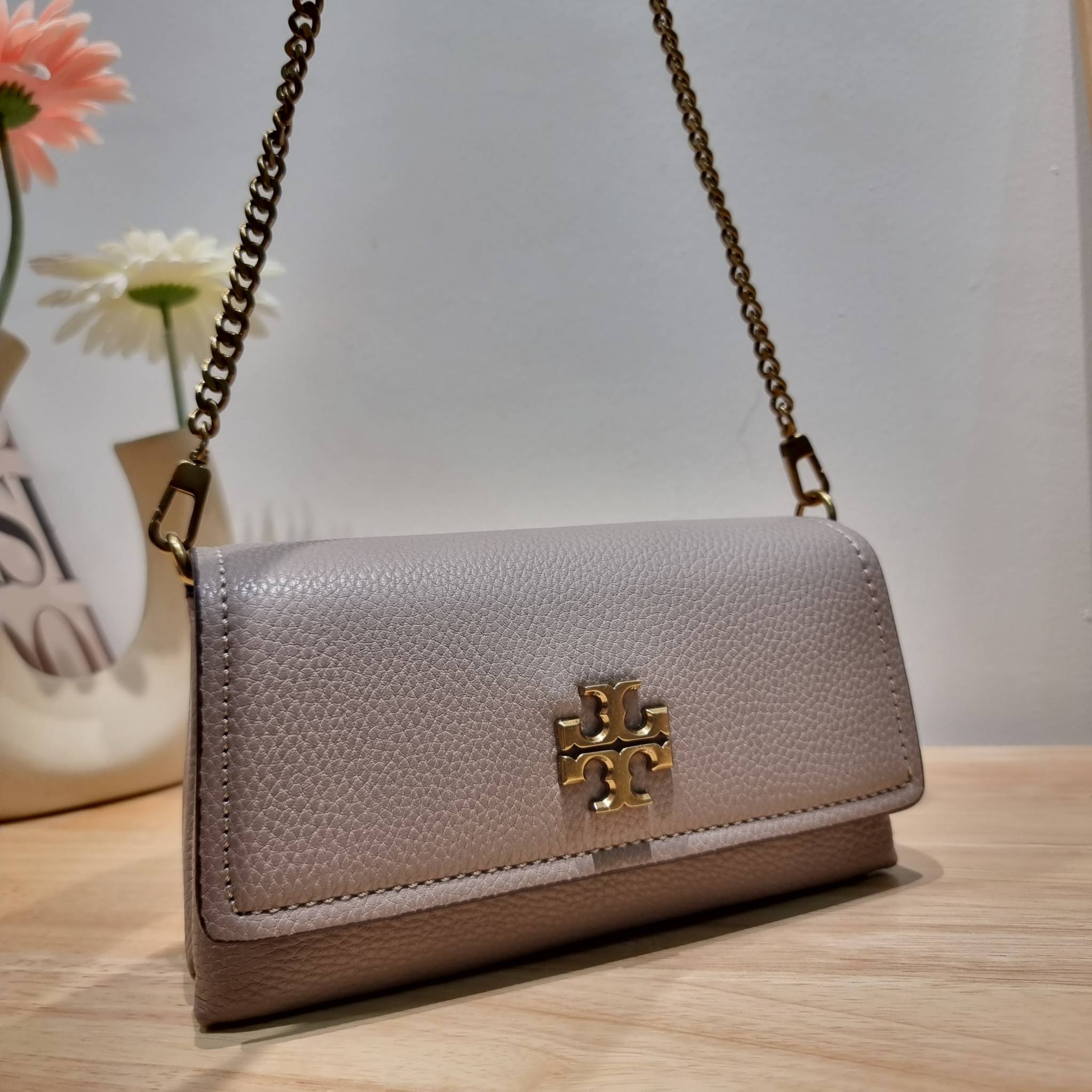 TORY BURCH LIMITED-EDITION MINI BAG รุ่นลิมิเต็ด ที่ sold out ไปแล้วหลายช็อป มีมาให้ช้อปที่นี่! กับกระเป๋าสะพายข้างทรงผู้ดี ไซส์มินิ ที่ผลิตมาในจำนวนจำกัด โดดเด่นด้วยอะไหล่ทองคลาสสิคหรูหรา และสายสะพายโซ่สลับหนัง ทำให้สะพายได้โดยไม่เจ็บไหล่