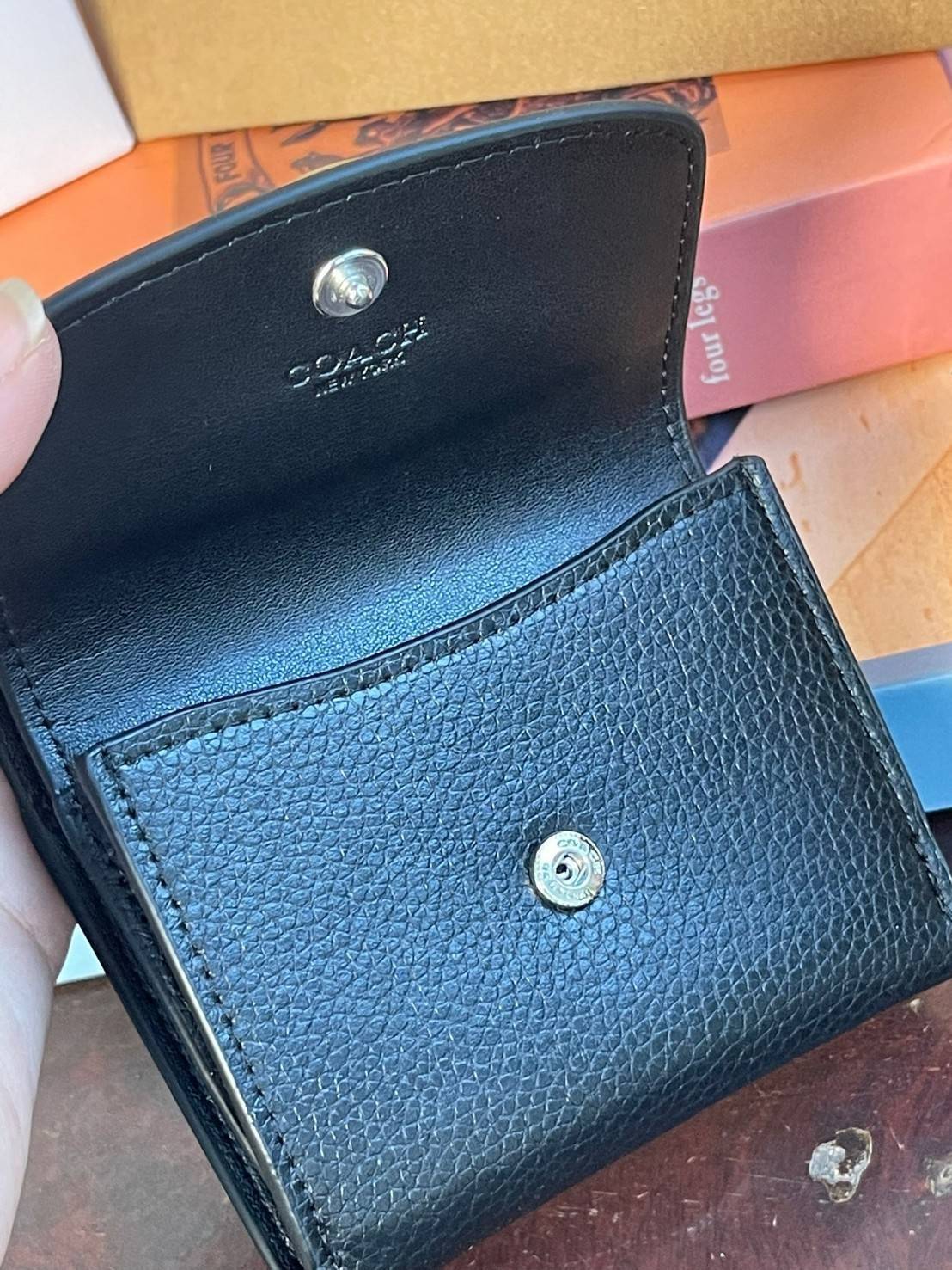 OUTLET 】COACH JADE SMALL DOUBLE FLAP WALLET IN COLORBLOCK (COACH F88002) หากใครต้องการกระเป๋าสตางค์ใบสั้นสำหรับวันที่ต้องการใช้กระเป๋าสะพายใบเล็ก หรือวันที่ไม่พกกระเป๋าสะพาย เราขอแนะนำใบนี้เลยค่ะ โดยใบนี้เป็นกระเป๋าสตางค์แบบพับสามทบ ปิดแบบกระดุม2ชั้น มีช่