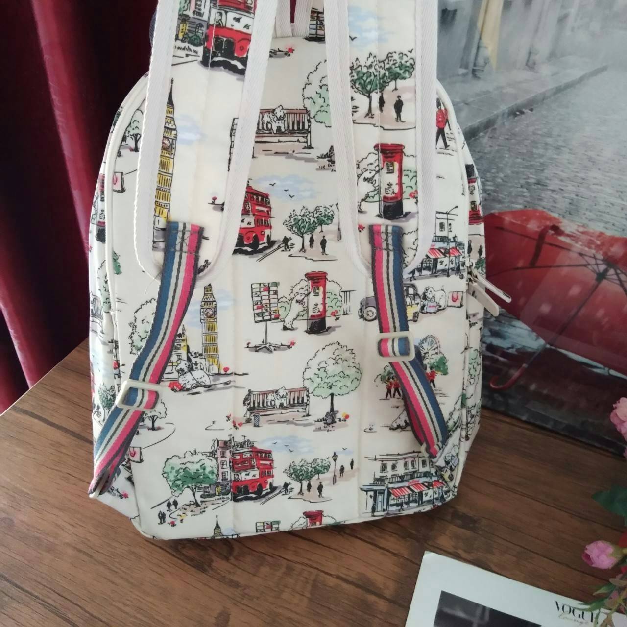 Cath Kidston Backpack Bag - กระเป๋าเป้ สไตล์วินเทจสุดฮิต - เปิด/ปิดกระเป๋าด้วยซิปรอบ - ภายใน มีช่องซิปใหญ่ใส่ของ 2 ช่อง จุของได้เยอะ - ด้านหน้ามีช่องซิปเล็ก 1 ช่อง