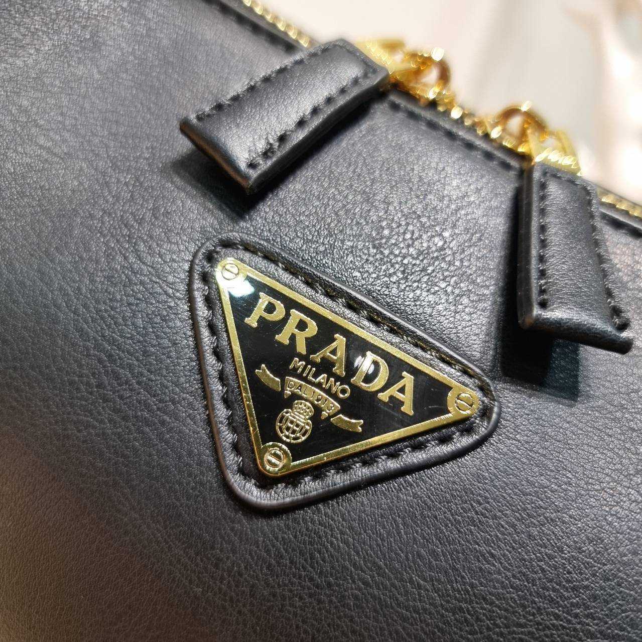 พร้อมส่ง 2 สี PRADA MEDIUM LEATHER HANDBAG กระเป๋าสะพายไหล่ดีไซน์เก๋และมาแรงมาก สาวๆหนุ่มๆติดแกลมต้องไม่พลาด สวยดูแพง