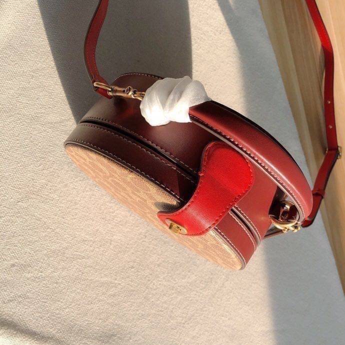 COACH LUNAR NEW YEAR CIRCLE BAG IN SIGNATURE CANVAS กระเป๋าทรงกลม ถือและสะพายข้างได้ วัสดุหนังแท้ ลาย C สวยหรู!! ตามแบบฉบับแบรนด์ ดูแพงมาก ราคาสุดคุ้มแบบนี้ ต้องมีไว้ใช้สักใบน้า!!