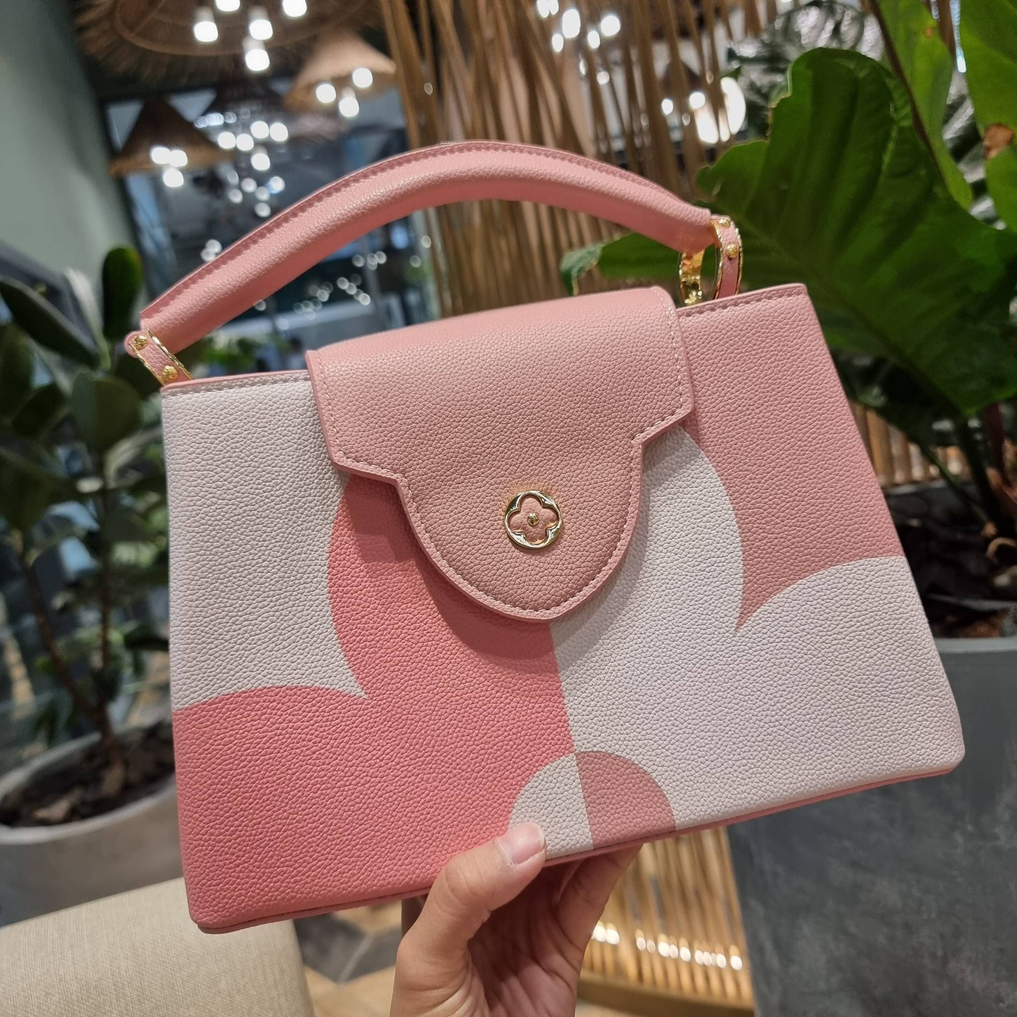 LV capucines top handle ที่สุดของความสวยในราคาเบาๆ กระเป๋าถือสุดหรู ดีไซน์ทรงคลาสสิค พร้อมลวดลายหรูหรา มาพร้อมหูจับในตัว ด้วยรูปทรงวินเทจและวัสดุหนังลูกวัว สัมผัสดี ขับผิว ทำให้ไอเท็มนี้สะกดทุกสายตาจริงๆ และยังมีลูกเล่นที่ฝาปิดกระเป๋า ที่สามารถปิด หรือสอด