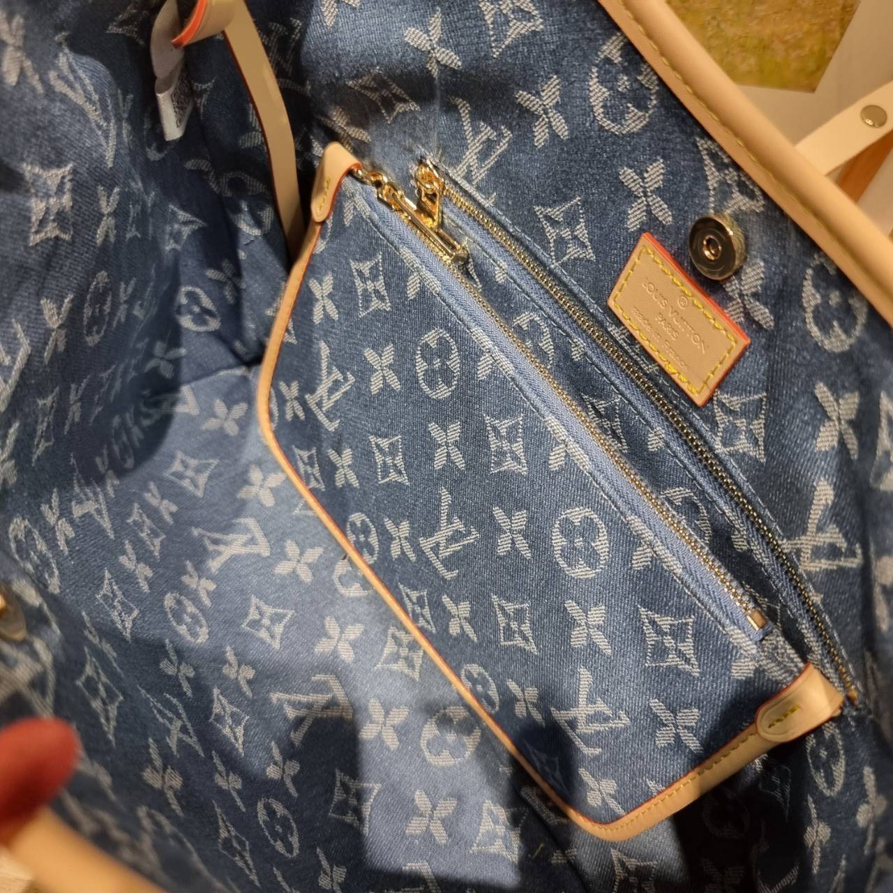 LV Monogram Denim Carry /LV CARRYALL DENIM BAG ใหม่ล่าสุด สไตล์เดนิมสุดชิค รุ่นลิมิเต็ดที่สาวๆตามหา กระเป๋าสะพายไหล่ทรงสวย ดีไซน์เรียบง่ายคลาสสิค หรู ดูผู้ดี รูปทรงใช้งานง่าย มาพร้อมใบลูก ไว้เก็บของจุกจิก