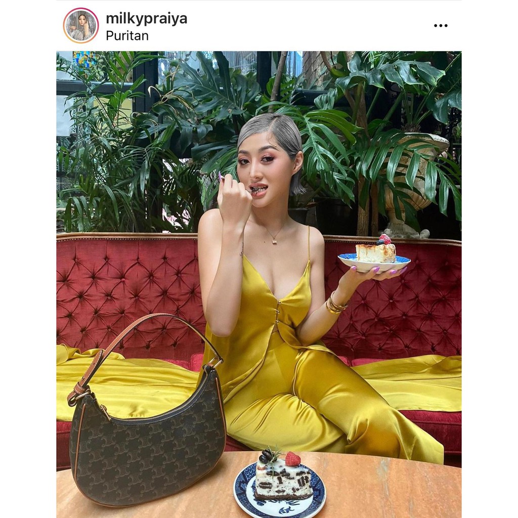 VIP GIFT 】หนังแท้ CELINE AVA BAG IN TRIOMPHE CANVAS AND CALFSKIN :RED กระเป๋าดีไซน์สวยหรูฮิตสุดในเกาหลี! หนังสวยอยู่ทรง เปิดปิดด้วยซิปแบรนด์สีทอง ภายในโล่งกว้างและจุสามารถใส่มือถือ กระเป๋าสตางค์ ของใช้ได้เยอะ สายสะพายหนังปรับได้อะไหล่ทองหรูมีโลโก้แบรนด์ ไ