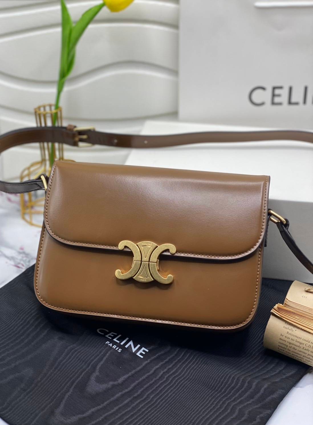 หนังแท้ CELINE TRIOMPHE CROSSBODY BAG ดีไซน์ยอดนิยมสไตล์สาว LISA ทรงสี่เหลี่ยมหนังสวยหรูอยู่ทรงเปิดปิดด้วยฝาปิดโลโก้แบรนด์อะไหล่ทอง ภายในมีช่องหลัก ช่องย่อย และช่องซิป สามารถใส่มือถือของใช้จุกจิกได้เยอะ มาพร้อมสายสะพายหนังยาวปรับระดับได้ จะสะพายไหล่ CROSS