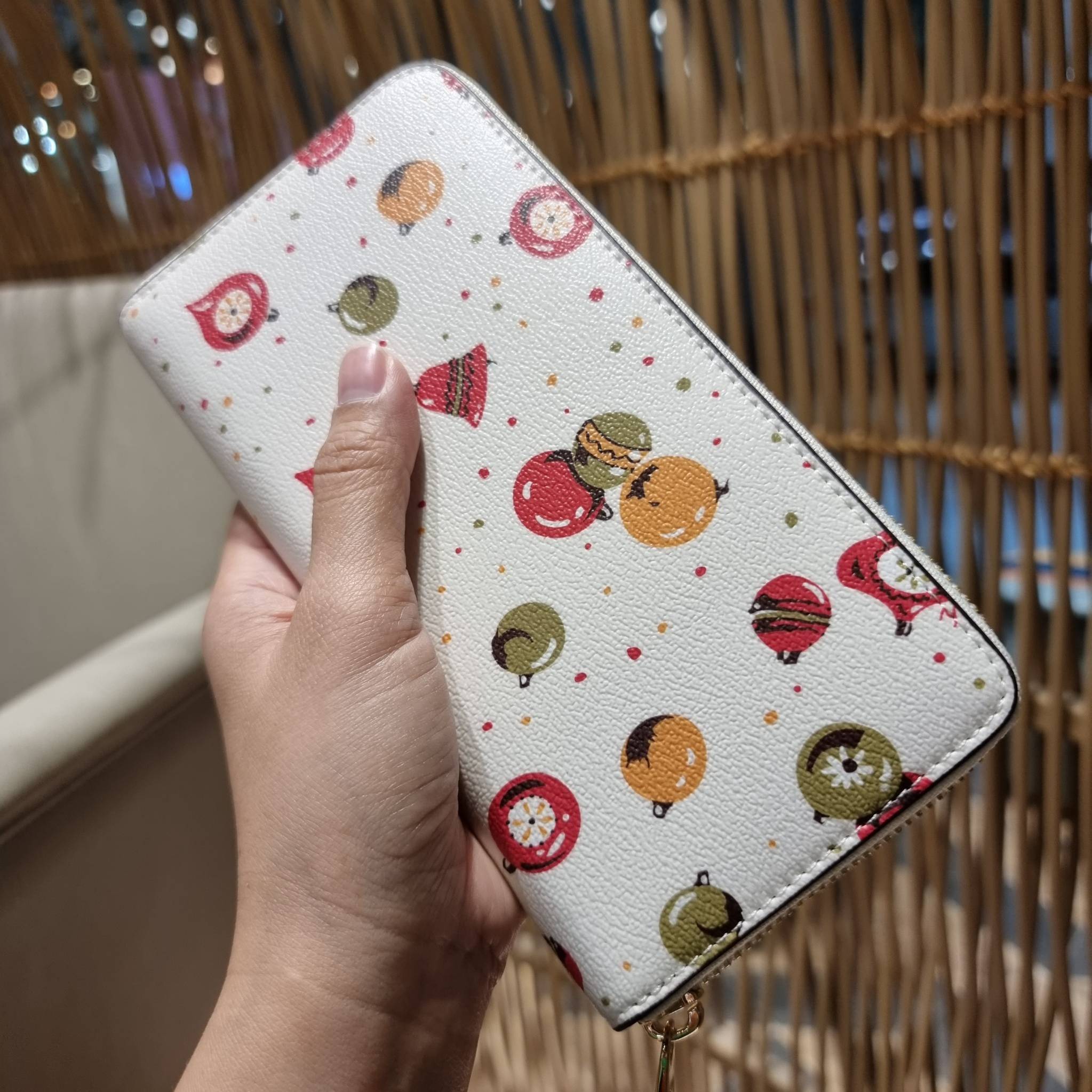 COACH C7410 LONG ZIP AROUND WALLET WITH ORNAMENT PRINT ความสวยต้องส่งต่อ!! คอลเลคชั่นใหม่ 2IN1 คุ้มค่าแบบที่สุด กระเป๋าสตางค์กึ่งคล้องมือ ดีไซน์ลวดลายสดใส น่ารักน่าใช้ คลาสสิคใช้ง่าย ไม่มีเบื่อ วัสดุหนังแคนวาสเคลือบลาย มาพร้อมสายคล้องมือ ถอดออกได้ ภายในใส