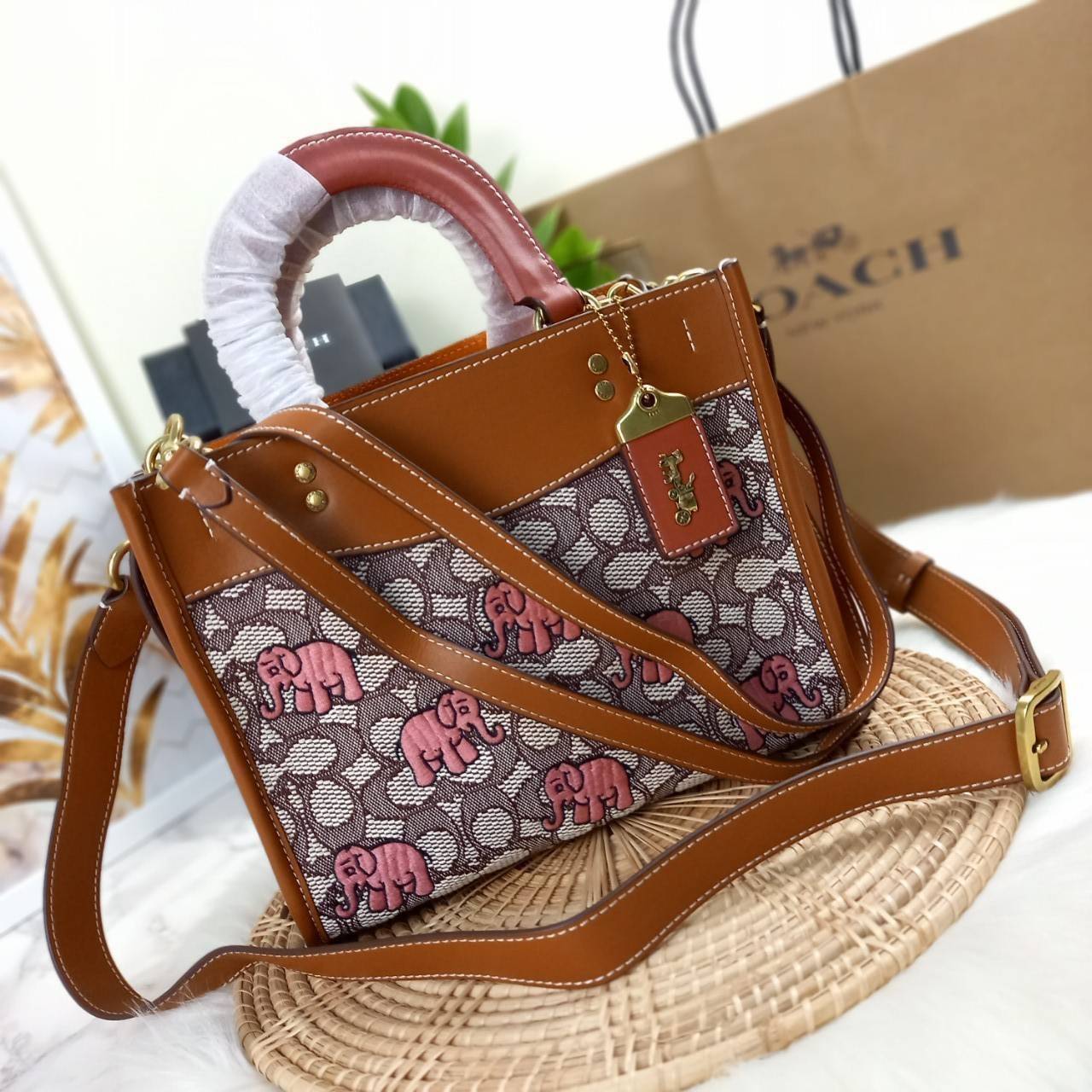 น้องน่ารักน่าใช้ คลาสสิค ดูแพงมากแม่😘🌺//>>COACH ROGUE 25 IN SIGNATURE TEXTILE JACQUARD WITH EMBROIDERED ELEPHANT MOTIF(COACH C6165)🍁กระเป๋ารุ่นคลาสสิค หรูหรา มีรสนิยม ดีเทลเนียบมาก จะถือ หรือสะพายได้ตามดีไซน์การใช้งานเลยจ้า//