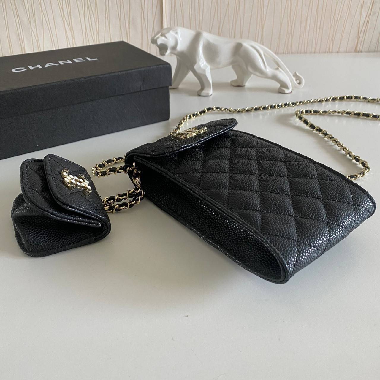 พรีเมี่ยมกิ๊ฟแท้ 100% 】หนังแท้ CHANEL PHONE BAG มาแล้วๆ น่ารักสุดๆ ใส่iPhone pro max ได้สบาย หนังคาเวียร์ ใบเล็กถอดแยกได้ ใส่พวงกุญแจเก๋ได้เลย งานพรีเมี่ยมกิ้ฟท์จากเค้าเตอร์น้ำหอมต่างประเทศ