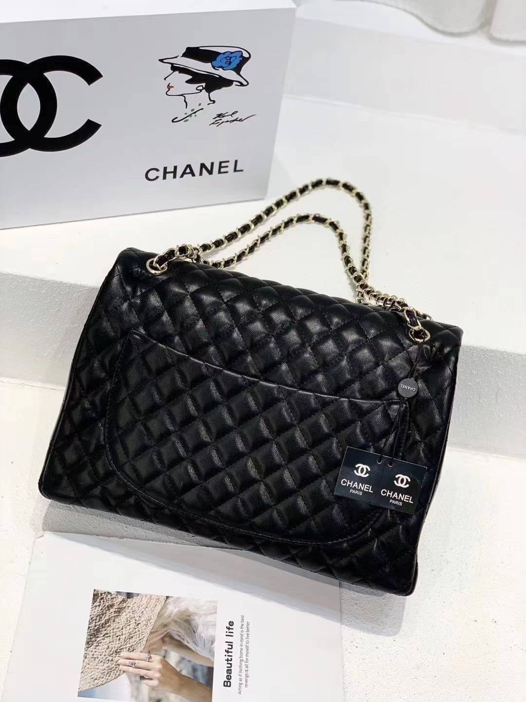 CHANEL MAXI CLASSIC 13.5" กระเป๋าสะพายทรงคลาสสิคใบใหญ่ จุของได้เยอะมากๆ งานสวยหรูมาแต่ไกล สวยงามไม่ผิดหวังค่ะ