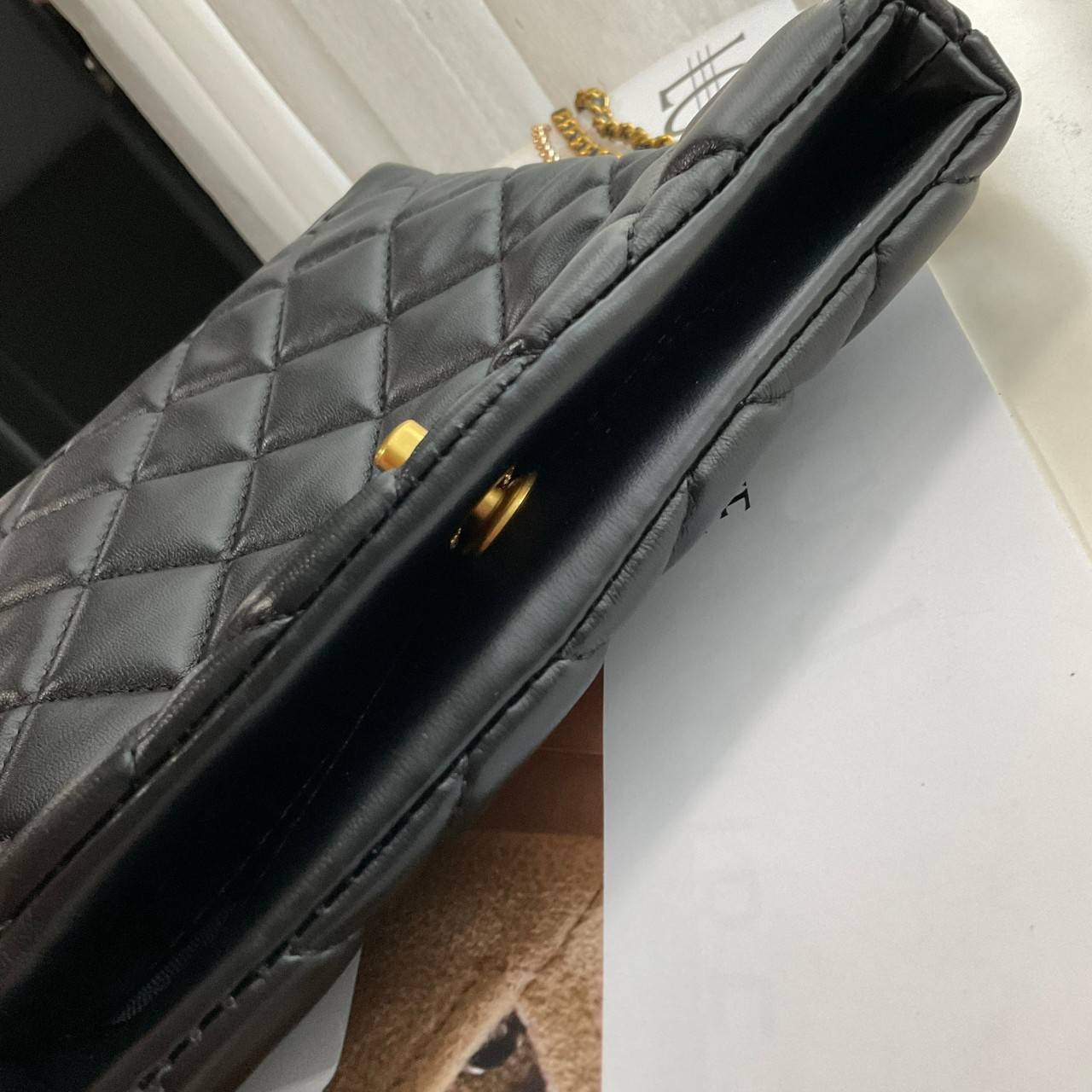 CHANEL VIP GIFT CROSSBODY CHAIN BAG กระเป๋าทรงสะพายข้าง ที่กำลังมาแรงมาในตอนนี้ ตัวกระเป๋าเป็นกระเป๋าสตางค์หนังพียูพรีเมี่ยม อะไหล่ทองทั้งใบ ด้านหน้าประดับโลโก้พร้อมมุก CC สุดหรู เปิดปิดด้วยตัวหมุนล็อค ใส่กระเป๋าสตางค์ยาวได้ รุ่นนี้พกของได้เยอะในระดับนึงเ