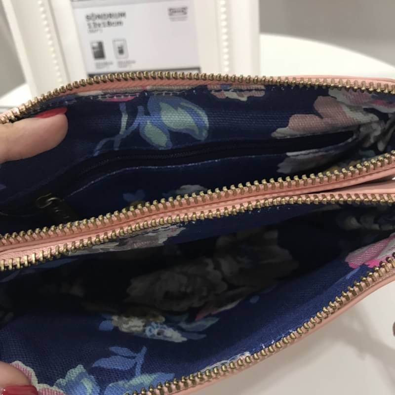 Cath Kidston soft leather crossbody bag ใหม่ล่าสุดจากแบรนด์ Cath Kidston ค่ะ กระเป๋าสะพายข้างหนังนุ่ม สีหวานโทนพาสเทล รุ่นนี้ขนาดกำลังดีค่ะ ตัวกระเป๋าแบ่งออกเป็นสองสัดส่วน สามารถจัดระเบียบของได้ดีค่ะ ภายในบุผ้าลายดอกไม้ตามสไตล์ของแบรนด์นี้ค่ะ รุ่นนี้มีสาย