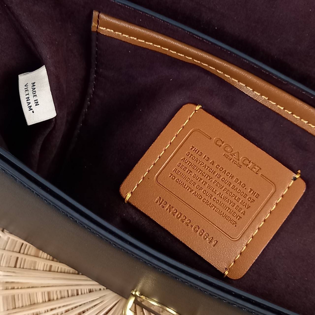 COACH STUDIO GLOVETANNED LEATHER SHOULDER BAG (C6641)🌺ห้ามพลาดเด็ดขาด!! สวยละมุน เรียบหรู ดูแพงสุดๆ!! //กระเป๋าถือ กระเป๋าสะพาย ดีไซน์เนี้ยบ! เฉียบมาก!// วัสดุหนังแท้ หนังเรียบเต็มใบ อยู่ทรง สวยมากๆ ดีเทลเรียบหรู ผู้ดีสุดๆ!// ด้านหน้าเปิด-ปิดด้วยต