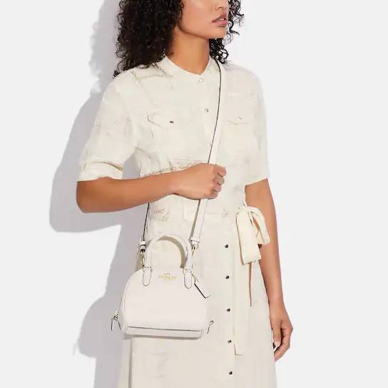 COACH SYDNEY SATCHEL BAG CA202 CA591 CB596 ใหม่ล่าสุด กับคอลที่สาวๆต้องหลงรัก กระเป๋าสะพายทรง satchel ที่มีรูปทรงดึงดูดสายตา สวยแรกเห็น วัสดุหนัง crossgrain พร้อมหูจับในตัว เปิด-ปิดด้วยซิป ภายในโล่งกว้าง ขนาดกำลังดี มีสายครอสให้ ปรับได้ตามชอบ ใบจริงลูกคุณ