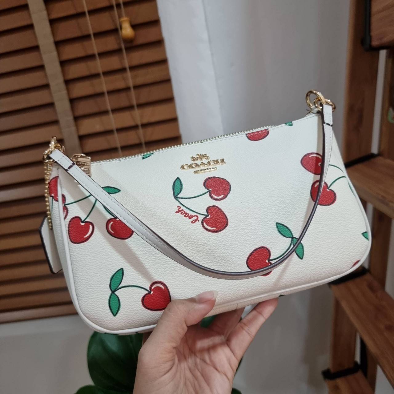 COACH F58321 TOP HANDLE POUCH คอลเลคชั่นสุดฮิต กับดีไซน์ใหม่ น่ารักน่าใช้ทุกแบบ กระเป๋าพอชทรงใช้งานง่าย สะดวก กะทัดรัด วัสดุหนังแคนวาสเคลือบคุณภาพ มาพร้อมสายคล้องในตัว และสายสะพาย crossbody ปรับเปลี่ยนได้ตามสไตล์ อีกหนึ่งไอเท็มที่สาวๆต้องมี ในราคาสุดคุ้ม 