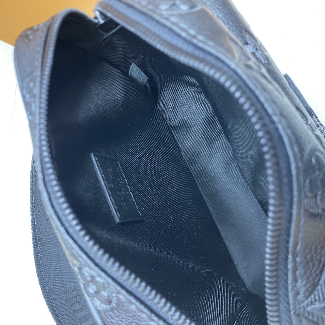 TOP ORI หนังแท้ | LV Getaway Messenger Bag กระเป๋าสะพายทรงแมสเซนเจอร์ ขนาดกะทัดรัดเพรียวบางตอบโจทย์การใช้งานเป็นได้ทั้งกระเป๋าเพาช์และกระเป๋าแมสเซนเจอร์ งานหนัง Monogram Shadow ผสานการประทับลาย Monogram อย่างกลมกลืน