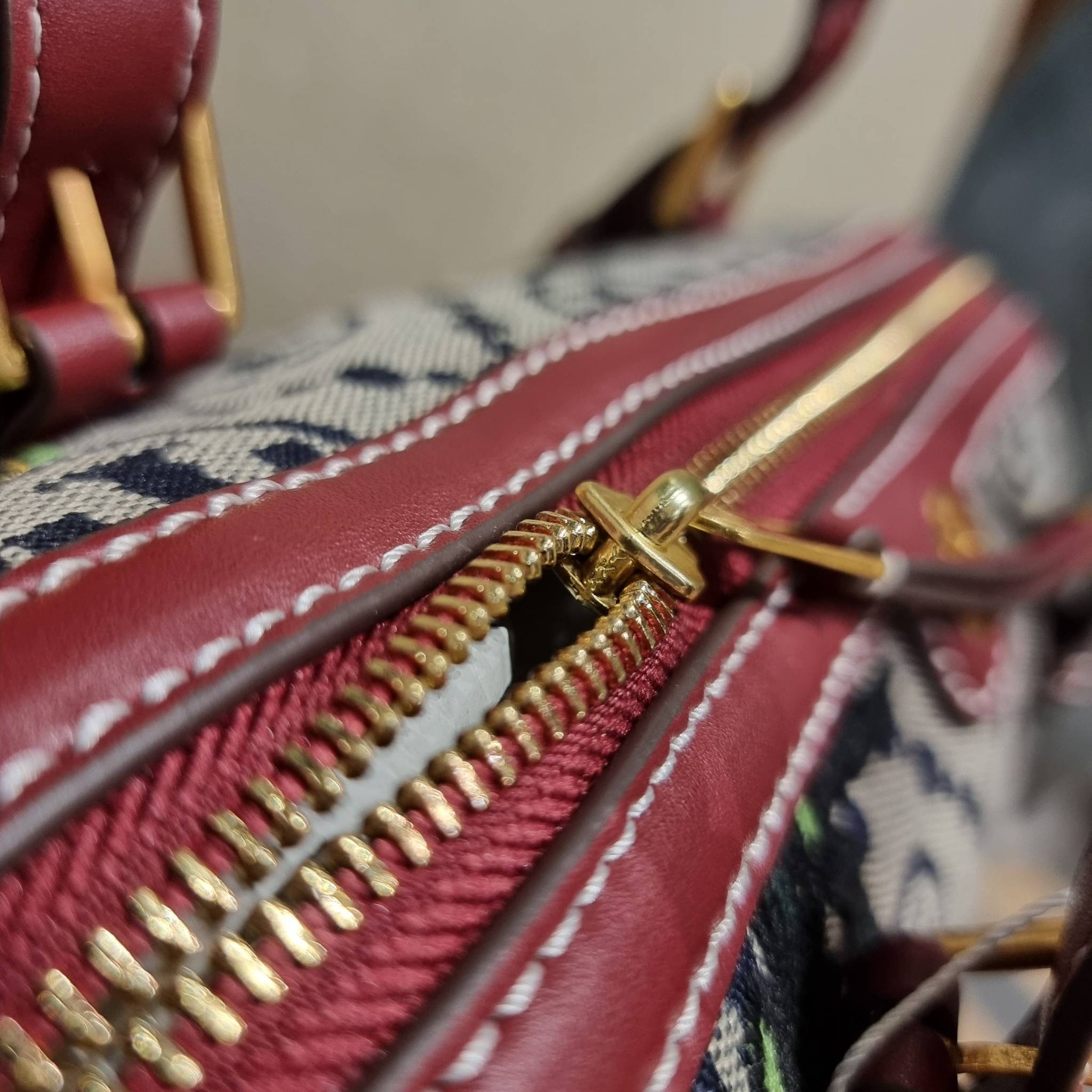 TORY BURCH T MONOGRAM JACQUARD EMBROIDERED DUFFLE คอลใหม่ล่าสุด สวยพร้อมเสิร์ฟแบบไม่ต้องรอพรีฯ ลายโมโนแกรมสุดคลาสสิคที่ถูกดีไซน์รังสรรค์ด้วยงานปักสุดชิค น่าใช้ใจฟูแค่แรกเห็น!! วัสดุ jacquard woven สลับหนังแท้ หูจับในตัว และพร้อมไปเลยกับสายสะพายข้าง ที่จะถ