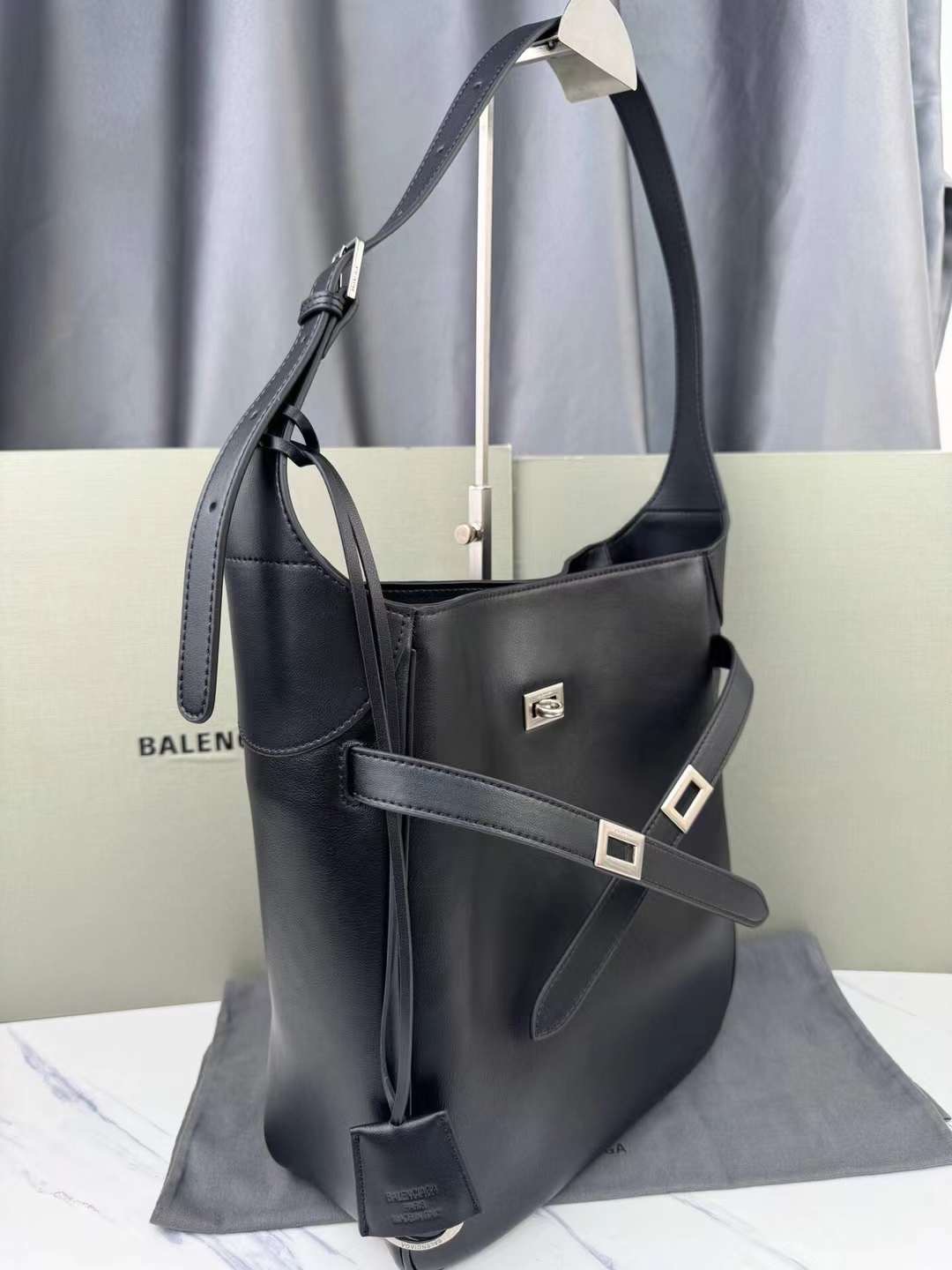 Balenciaga Tote Leather Shoulder Bag กระเป๋าสะพายไหล่ทรงโท้ทดีไซน์สวยเลิศ!! ไม่ซ้ำ เอกลักษณ์ที่โดดเด่นด้วยรูปทรงใช้งานง่าย