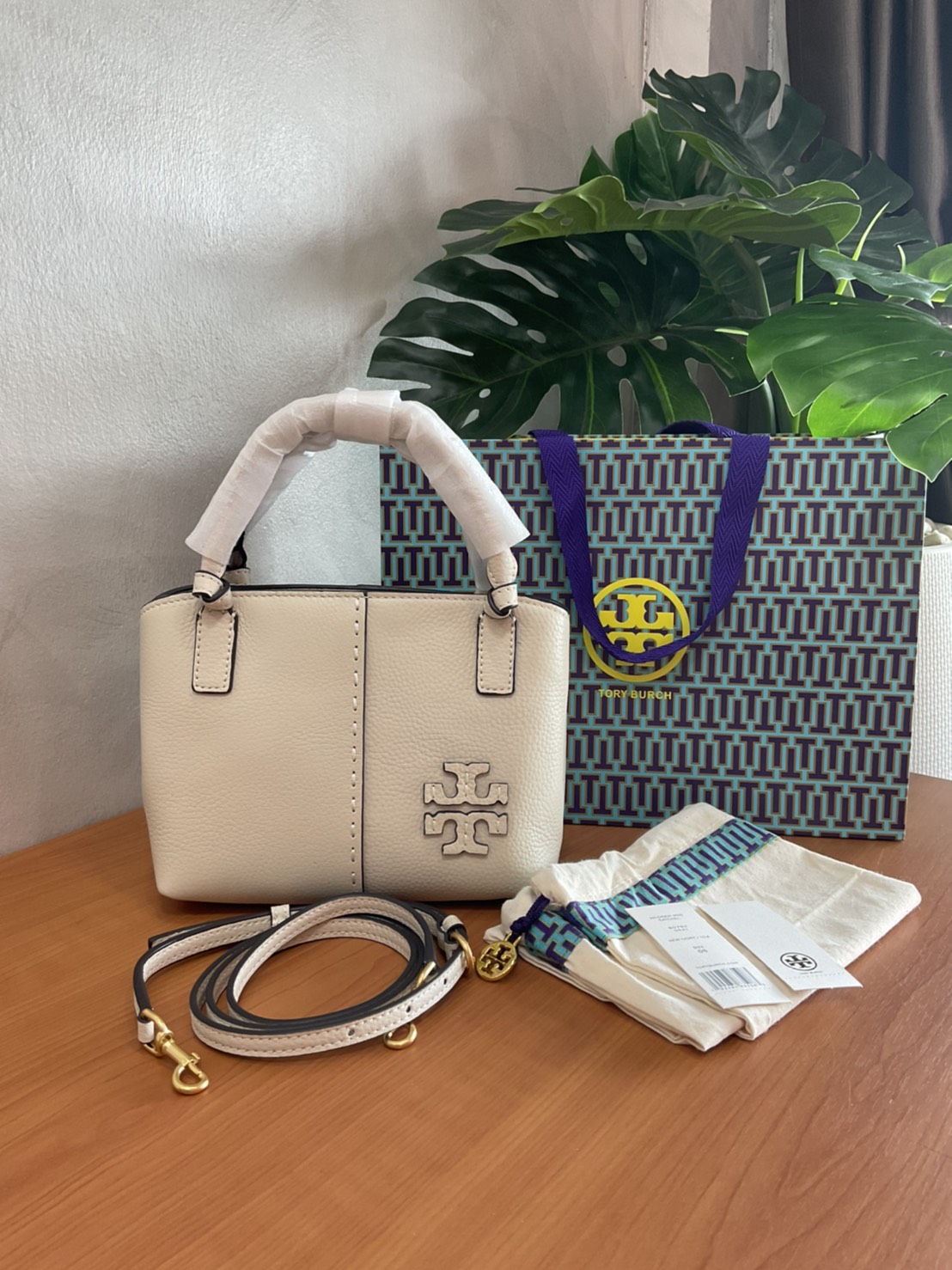 Tory Burch McGraw Mini Satchel กระเป๋าถือ/สะพาย Crossbody วัสดุหนังลูกวัวแท้ 100% ด้านหน้าประดับโลโก้หนัง ตัดเป็นรูปตัว T สัญลักษณ์แบรนด์ ตัวกระเป๋าเดินด้ายเล่นลายเพิ่มลูกเล่น เพื่อความเก๋!!
