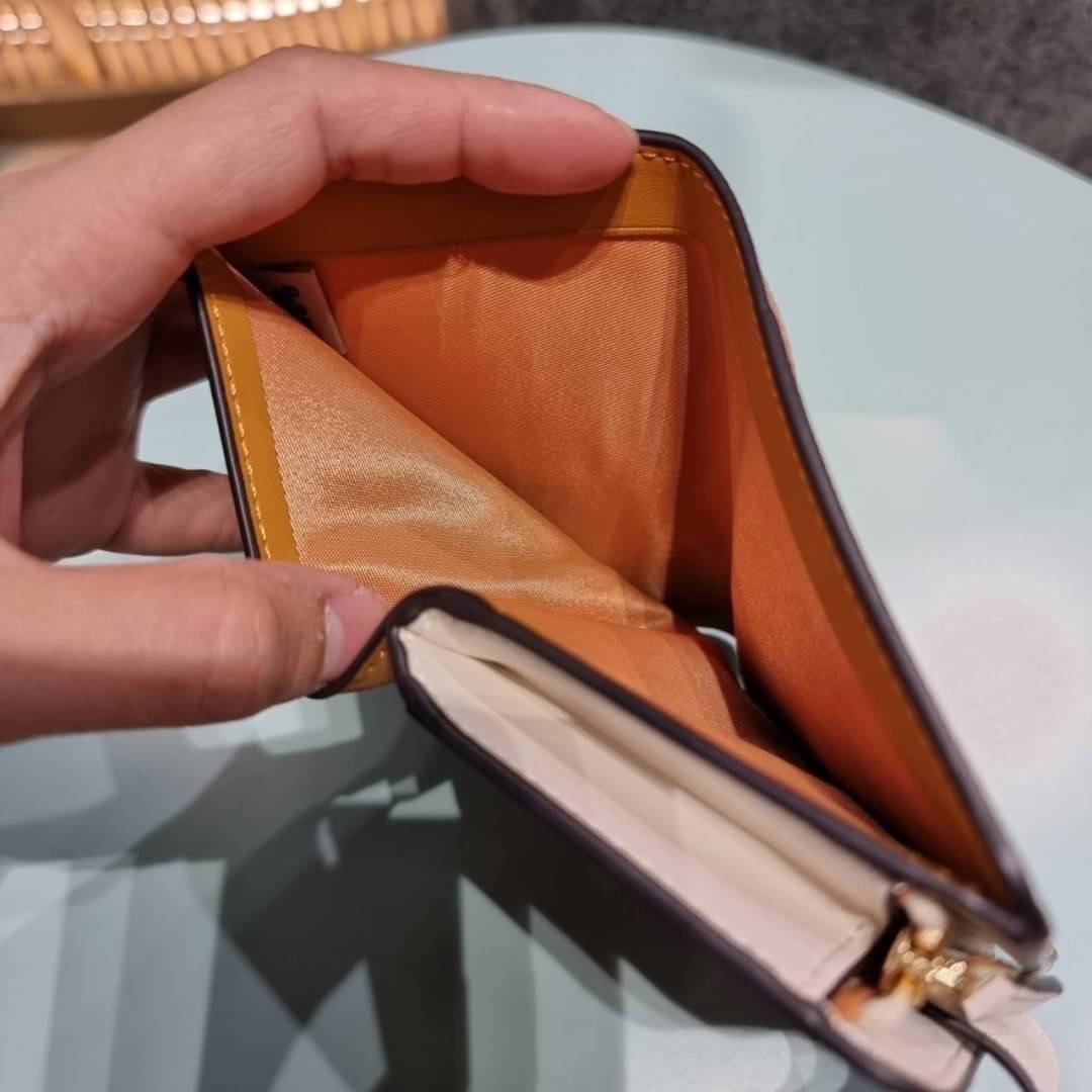 COACH C3375 MEDIUM CORNER ZIP WALLET IN SIGNATURE CANVAS WITH DAISY PRINT ดีไซน์ใหม่ล่าสุด!! คอลเลคชั่นลายพริ้นท์ เพิ่มลูกเล่นให้กระเป๋าสตางค์ของคุณ กับกระเป๋าสตางค์ใบกลาง ขนาดกำลังเหมาะมือ วัสดุหนังแคนวาส ดูแลรักษาง่าย มีช่องใส่บัตรและธนบัตรครบ และช่องซิ