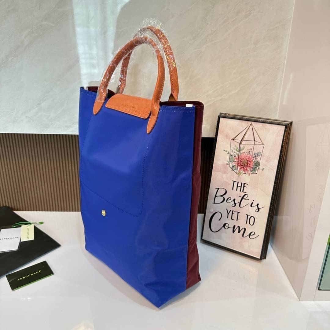LONGCHAMP LE PLIAGE RE-PLAY TOP HANDLE BAG สินค้ารุ่นลิมิเต็ด collection สุดปัง ซื้อใบเดียวเหมือนได้2 ใบ กระเป๋าสะพายแนวตั้งที่กว้างขวาง มีเอกลักษณ์เฉพาะตัวแต่มีดีไซน์ที่น่าดึงดูด